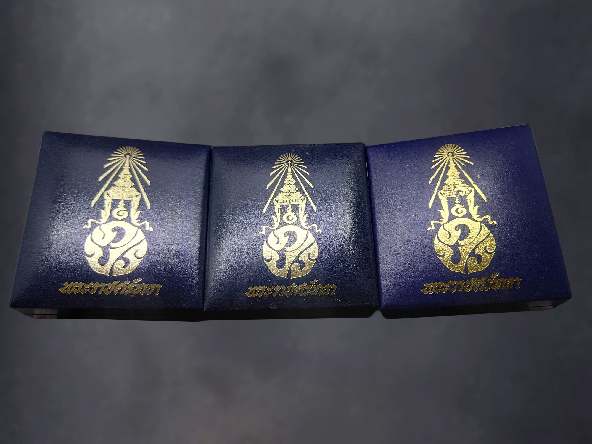 เหรียญพระแก้วมรกต ภปร รุ่นสอง ชุด 3 ฤดู เนื้อเงิน ฉลองกรุงรัตนโกสินทร์ 200 ปี พ.ศ.2525 พร้อมกล่องเดี่ยว สวยงาม