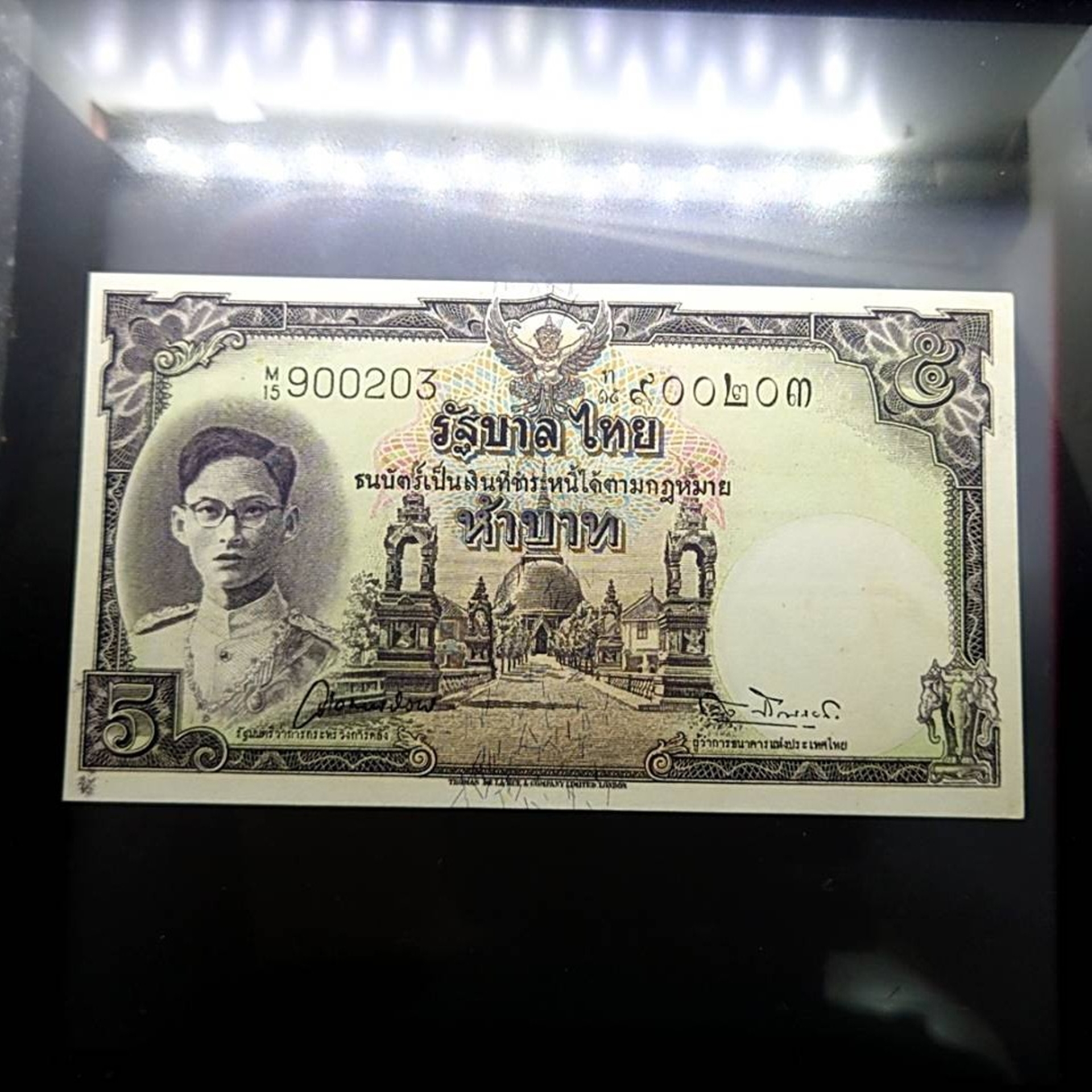 ธนบัตร 5 บาท แบบ 9 รุ่น 2 หน้าหนุ่ม เลขดำ ลายน้ำพาน (โทมัส) ไม่ผ่านใช้ เดิมๆ
