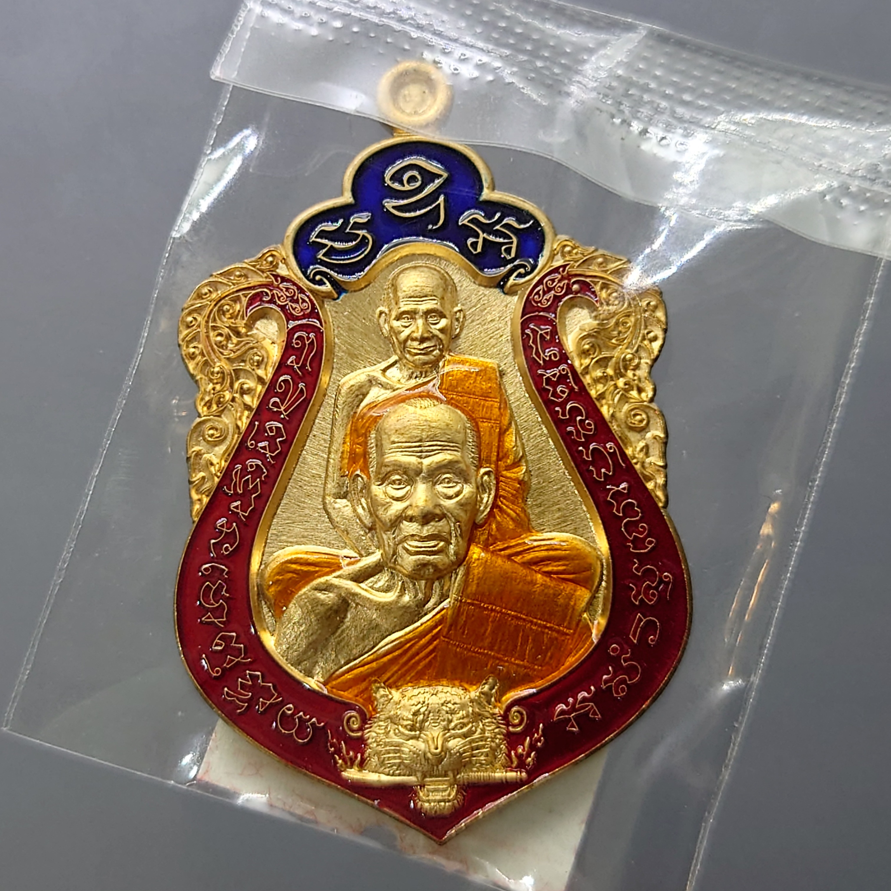 เสือคาบดาบรุ่น 4 เนื้อสัตตะ ลงยา 3 สี ลงยาขอบแดง บนน้ำเงิน ลงยาจีวร (พิมพ์เสือ3) หลวงพ่อพัฒน์ วัดห้วยด้วน โคท 134 ซีลเดิมไม่แกะ