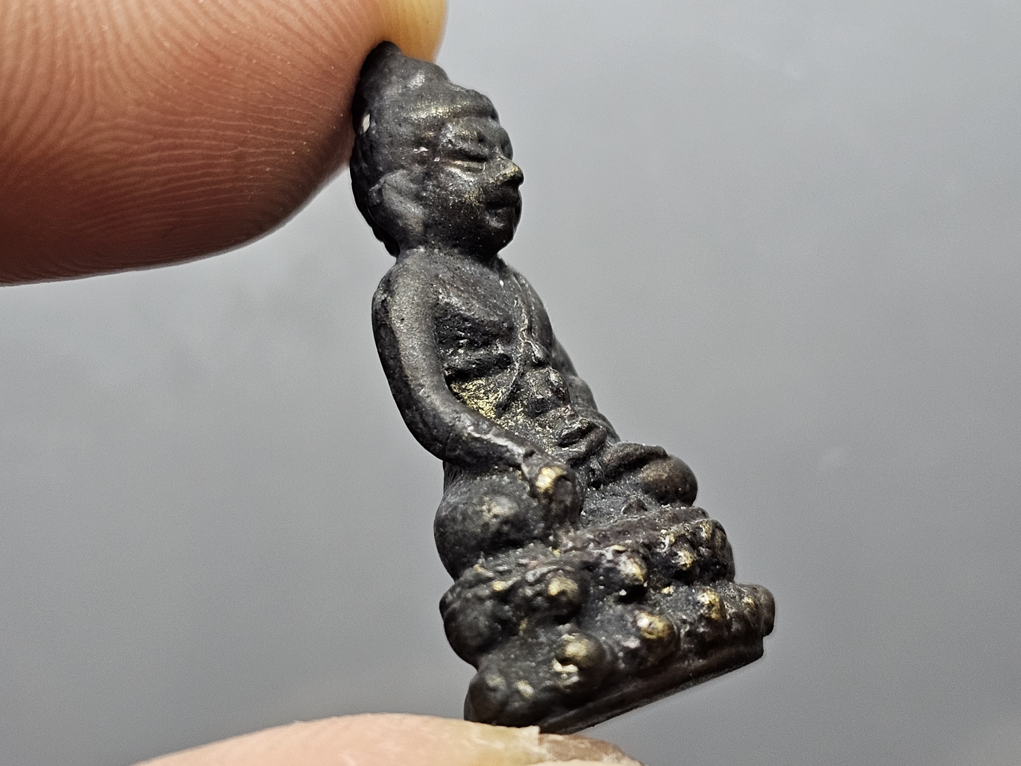 พระกริ่งเล็กวัดสุทัศน์ มูลนิธิอัฏฐมราชานุสรณ์ หลวงปู่โต๊ะร่วมปลุกเสก จัดสร้างโดย สมเด็จพุฒาจารย์ (เสงี่ยม) วัดสุทัศน์เทพวราราม เนื้อทองเหลืองรมดำ ปี2516 พร้อมกล่องเดิม