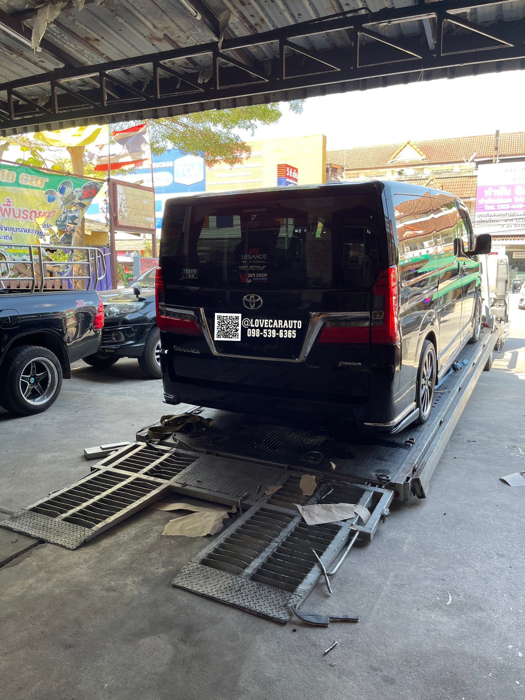 พรมปูพื้นรถยนต์ 7D Toyota majesty สีดำด้ายดำ คู่หน้า ไวนิลสีดำ