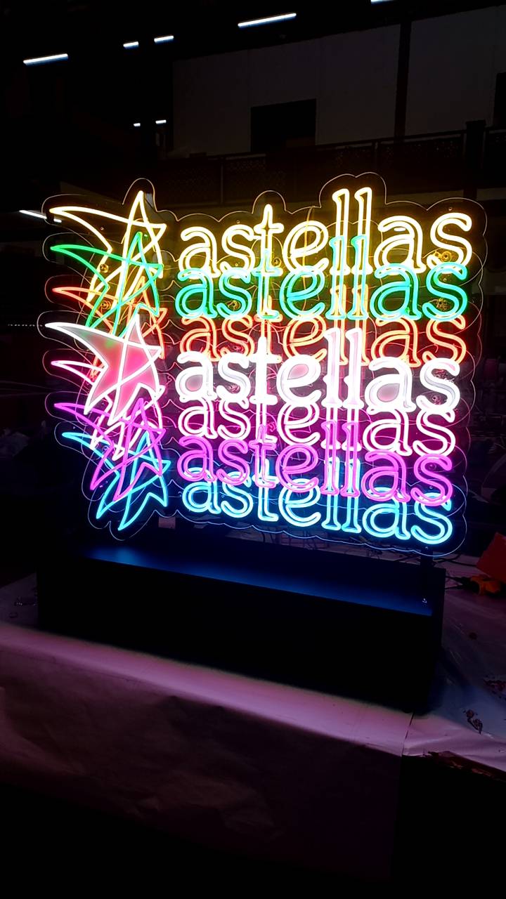 ป้ายไฟนีออนเฟล็กซ์ “astellas” แสงสีรุ้งสะดุดตา ดีไซน์ล้ำยุคสำหรับแบรนด์ที่ต้องการความโดดเด่น