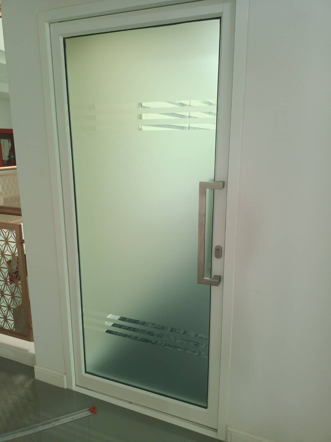 งานตัดสติกเกอร์ฝ้าติดกระจกสำนักงาน ติดสติกเกอร์ฝ้าออฟฟิศ งานพิมพ์สติกเกอร์ฝ้า