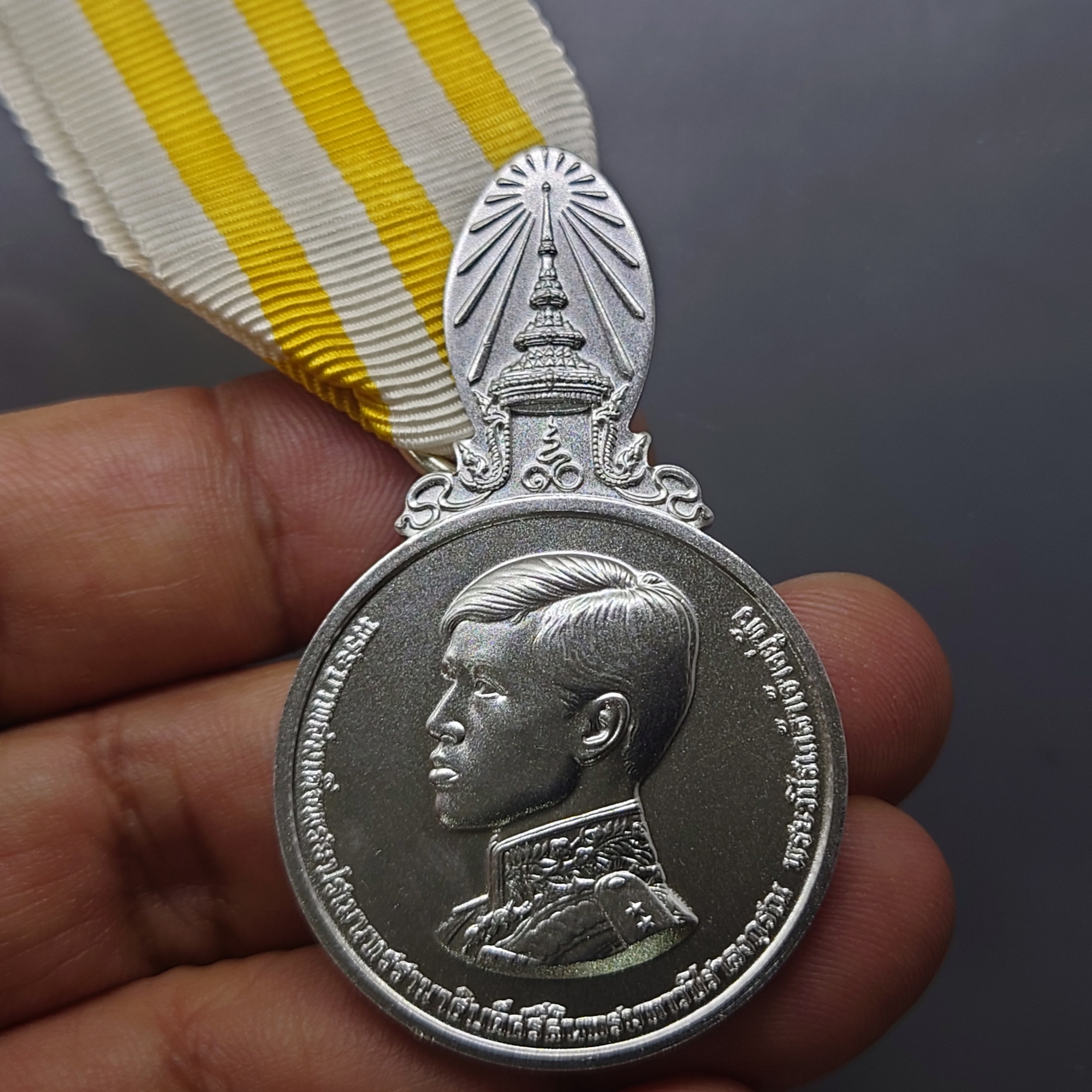 เหรียญที่ระลึกประดับแพรแถบ เฉลิมพระเกียรติ ในโอกาสพระราชพิธีบรมราชาภิเษก รัชกาลที่ 10 แบบชาย