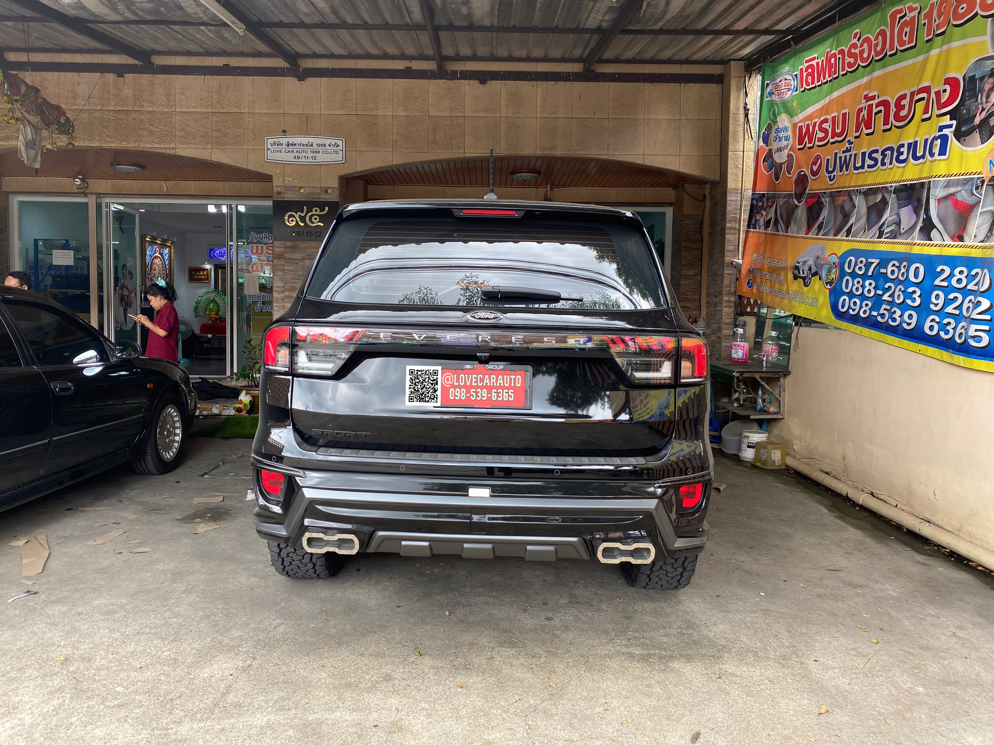พรมปูพื้นรถยนต์ Ford Everest 2023 VVIP ด้ายคู่สีดำด้ายทอง