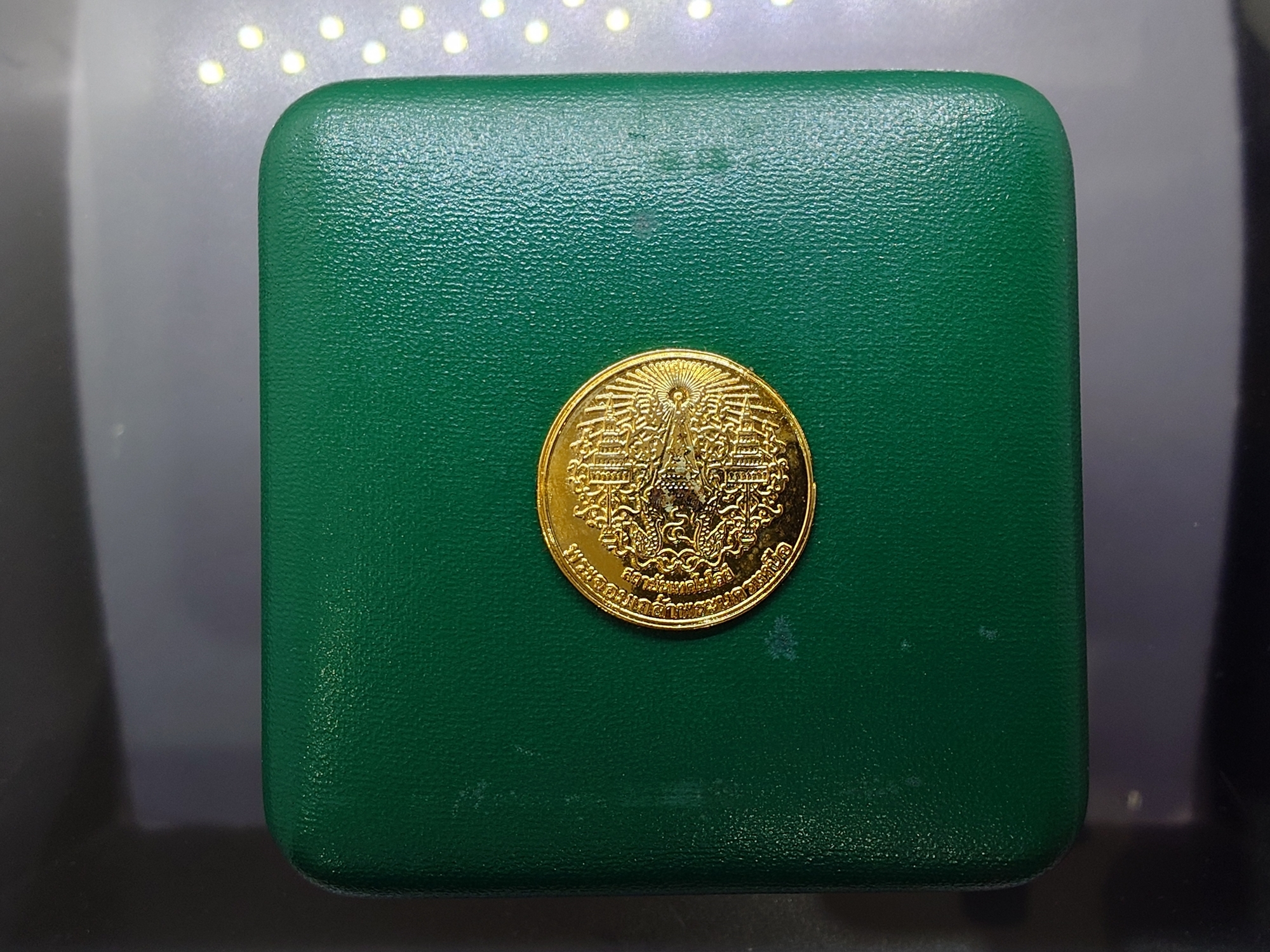 เหรียญพระแก้วมรกต ทรงเครื่อง 3 ฤดู พระจอมเกล้าพระนครเหนือ ปี 2538 เนื้อเงินขัดเงา ขนาด 2.5 ซ.ม. พร้อมกล่องเดิม