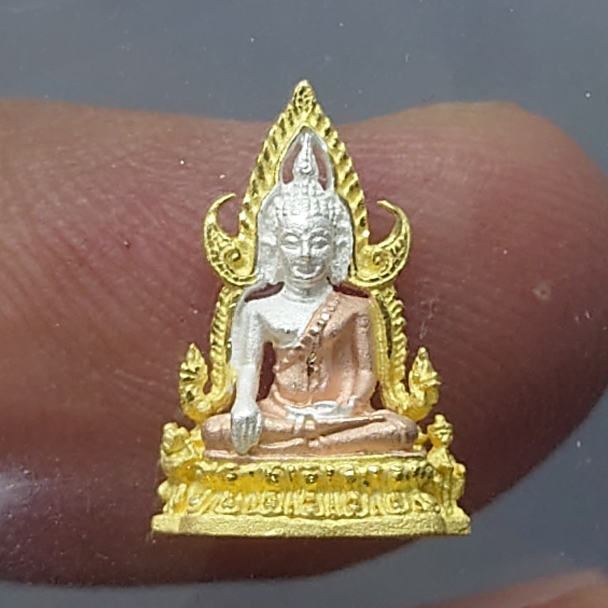 พระพุทธชินราช ลอยองค์ เนื้อเงิน ชุบสามกษัตริย์ (พิมพ์จิ๋ว) กรมตำรวจรุ่นแรก รุ่น “ประวัติศาสตร์” ปี2562 พร้อมกล่องเดิม