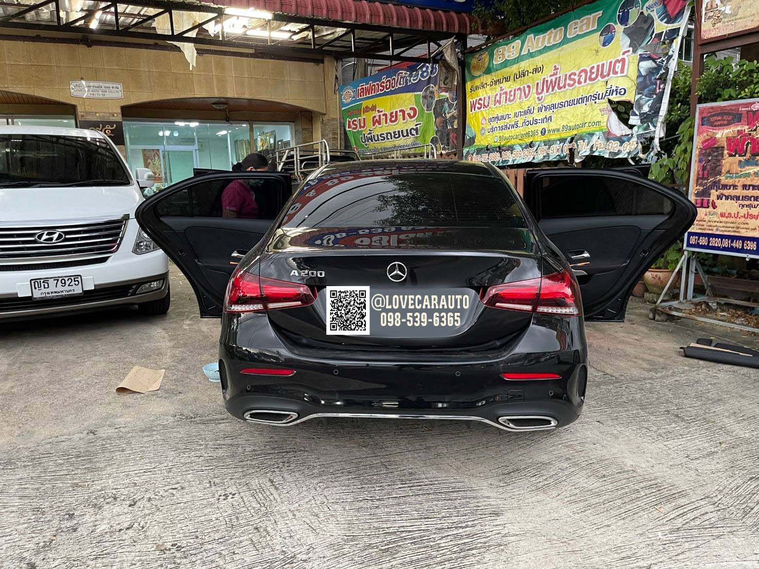 พรมปูพื้นรถยนต์ 7D Benz A200 2022 สีแดงไวน์+ดักฝุ่นสีดำ