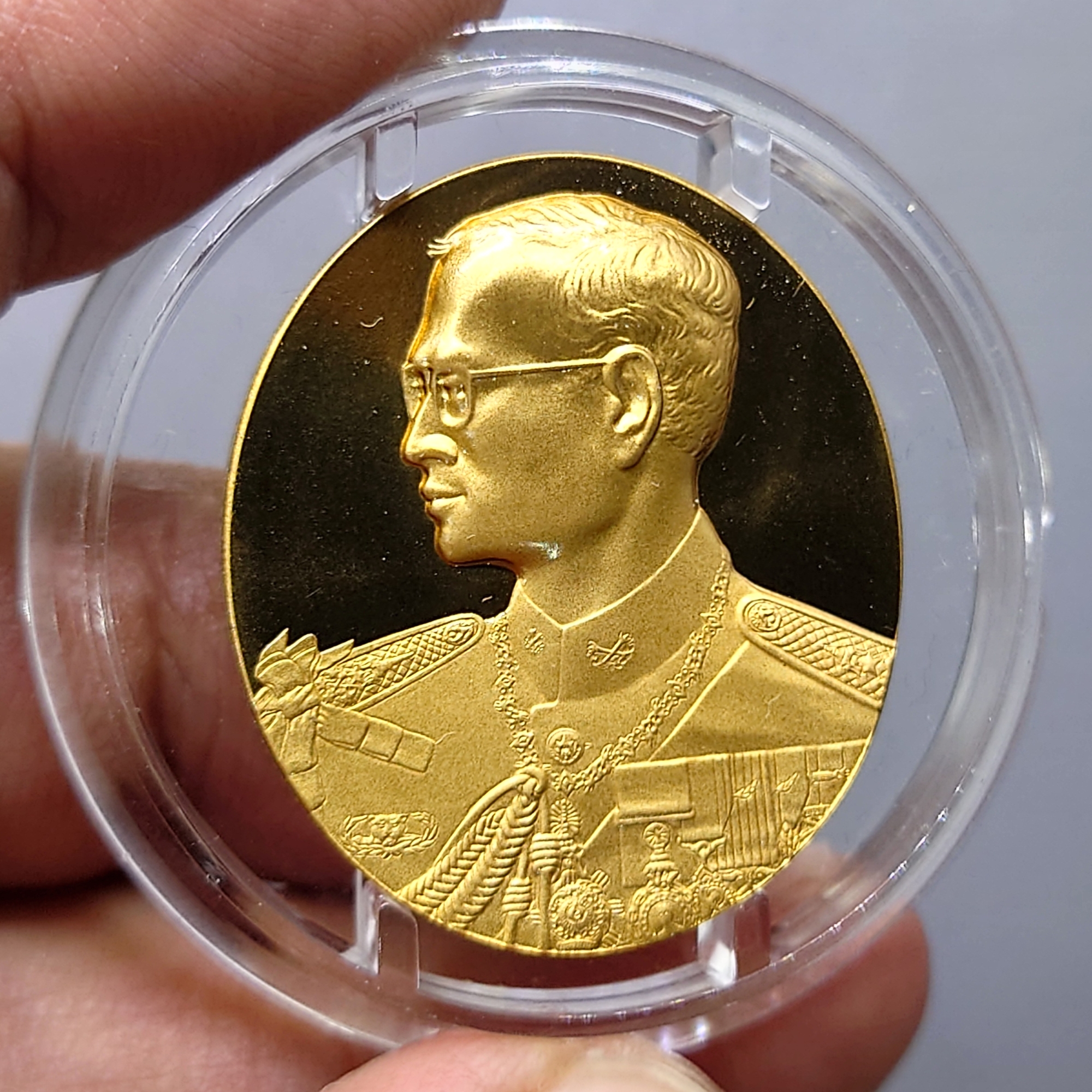 เหรียญรัชกาลที่9 ฮูกานิน เนื้อบรอนซ์สวิส ขัดเงา ที่ระลึกสร้างพระมหาธาตุเจดีย์ภักดีประกาศ ปี2539 พร้อมกล่องเดิม