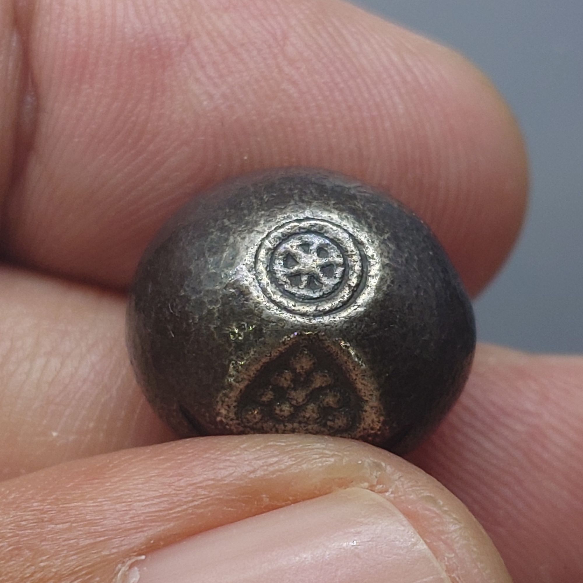 พดด้วง ขนาด 1 บาท ตราพระซ่อมดอกไม้-จักร สมัยอยุธยา พุทธศตวรรษที่ 19 - 24 ตรานิยม หายาก สภาพสวย