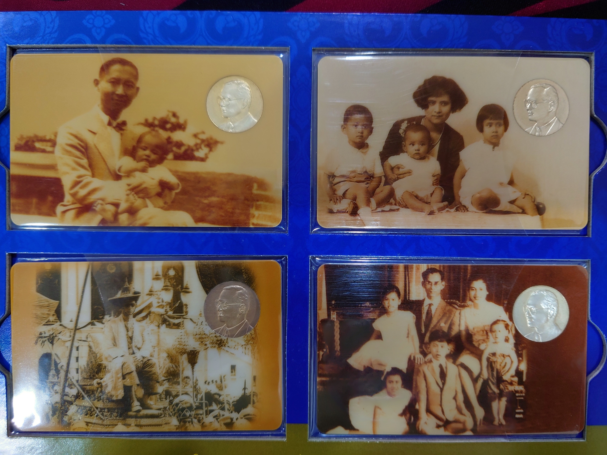 การ์ดบรรจุเหรียญที่ระลึก พระราชพิธีมหามงคลเฉลิมพระชนมพรรษา 80 พรรษา รัชกาลที่9 เนื้อเงิน ชุด 4 เหรียญ ปี2550 ธนารักษ์จัดสร้าง พร้อมแผง