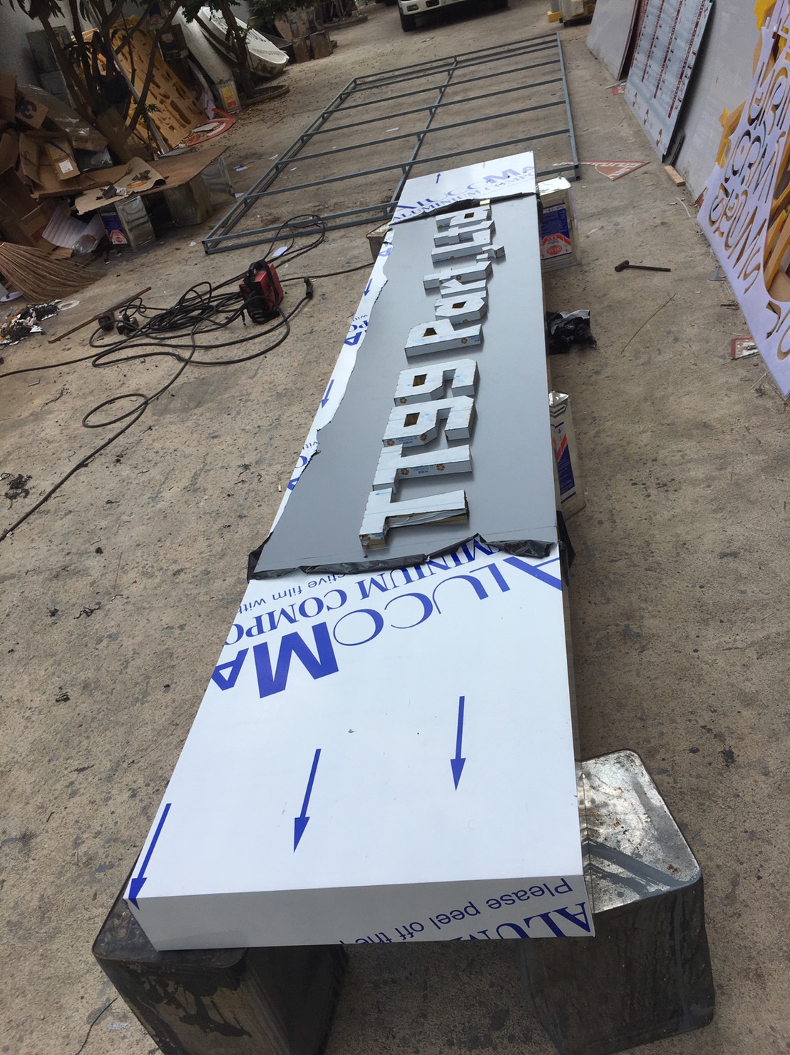 ป้ายตัวอักษรสแตนเลส พื้นคอมโพสิต งานป้ายชื่อร้านTT99 PART,LTD