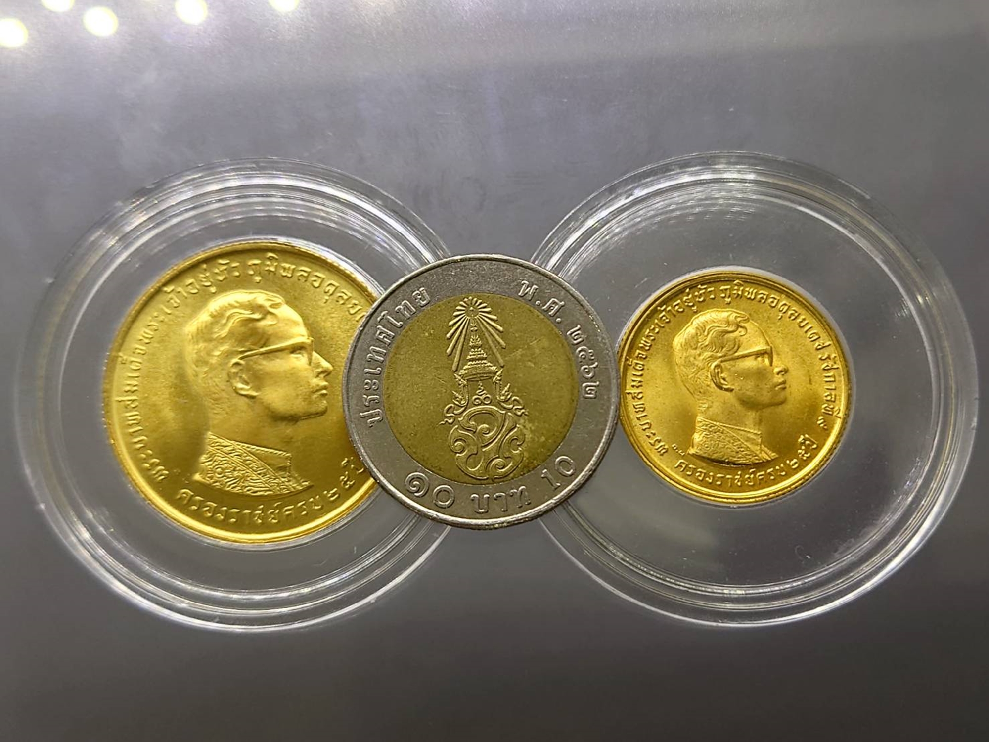 ชุด 2 เหรียญ เหรียญทองคำที่ระลึก ร9 ครองราช 25 ปี 2514 (หน้าเหรียญ 400-800 น้ำหนักทองรวม 2 บาท )