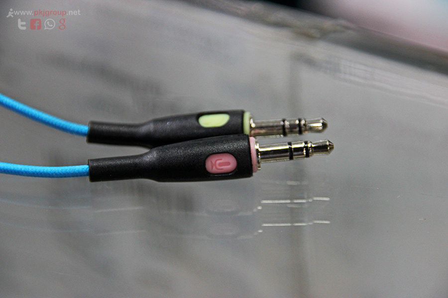หูฟัง Logitech G430 นั้นมีช่องเสียบเป็นแบบ Jack Audio 3.5mm ซึ่งหากต่อคอมแบบใช้ Jack หูฟังจะทำงานแบบ 2.1 ซึ่งอันนี้จะมีแยกหูฟังกับไมโครโฟน ดังนั้นหากเราต้องการใช้ทั้งสองอย่างต้องต่อให้ครบทั้งสองอย่างนะครับ