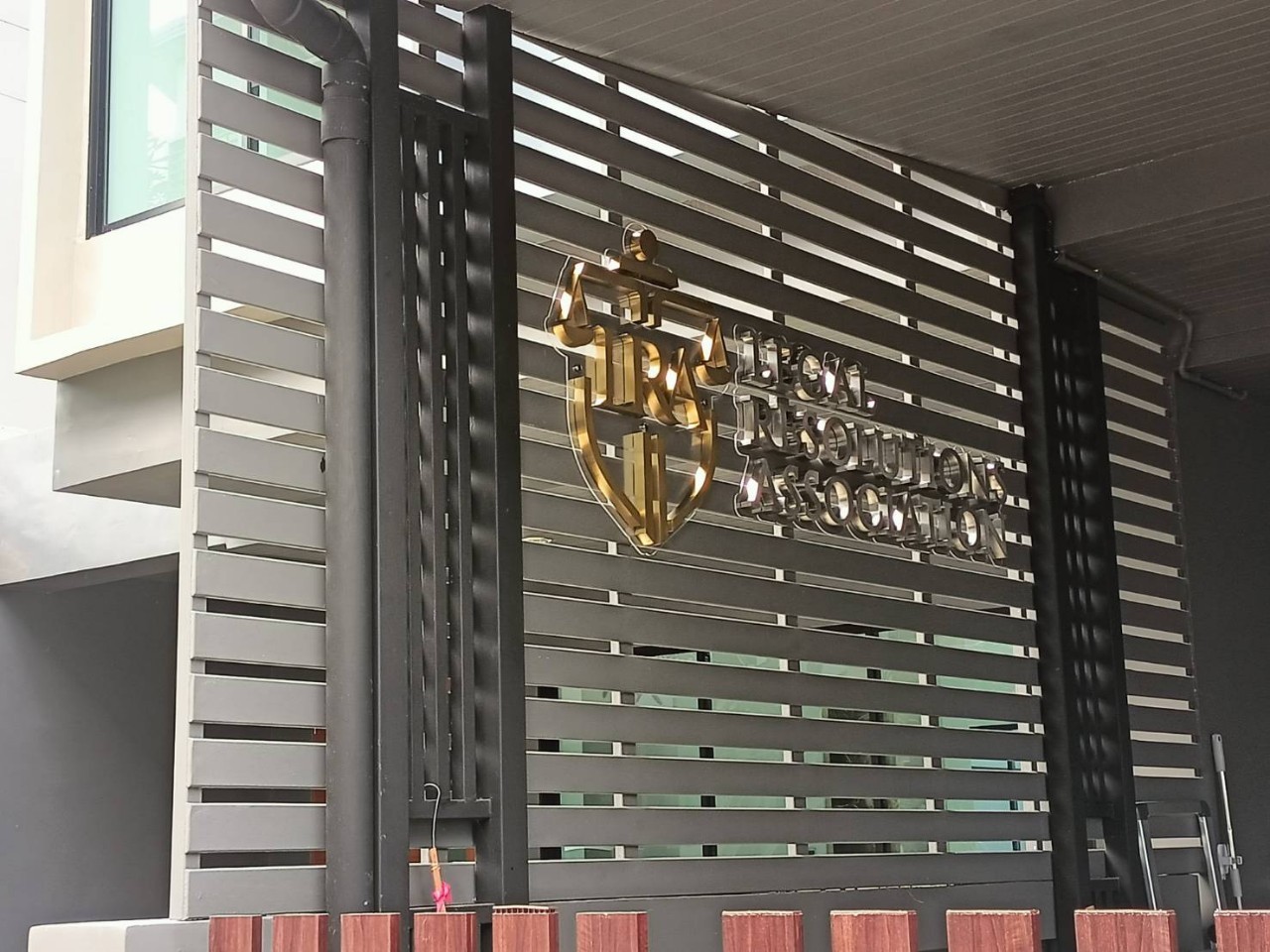 ป้ายอักษรโลหะซิ้งค์พ่นสี หลังเป็นพื้นอะคริลิคใส งานLEGAL RESOLUTIONS ASSOCIATION