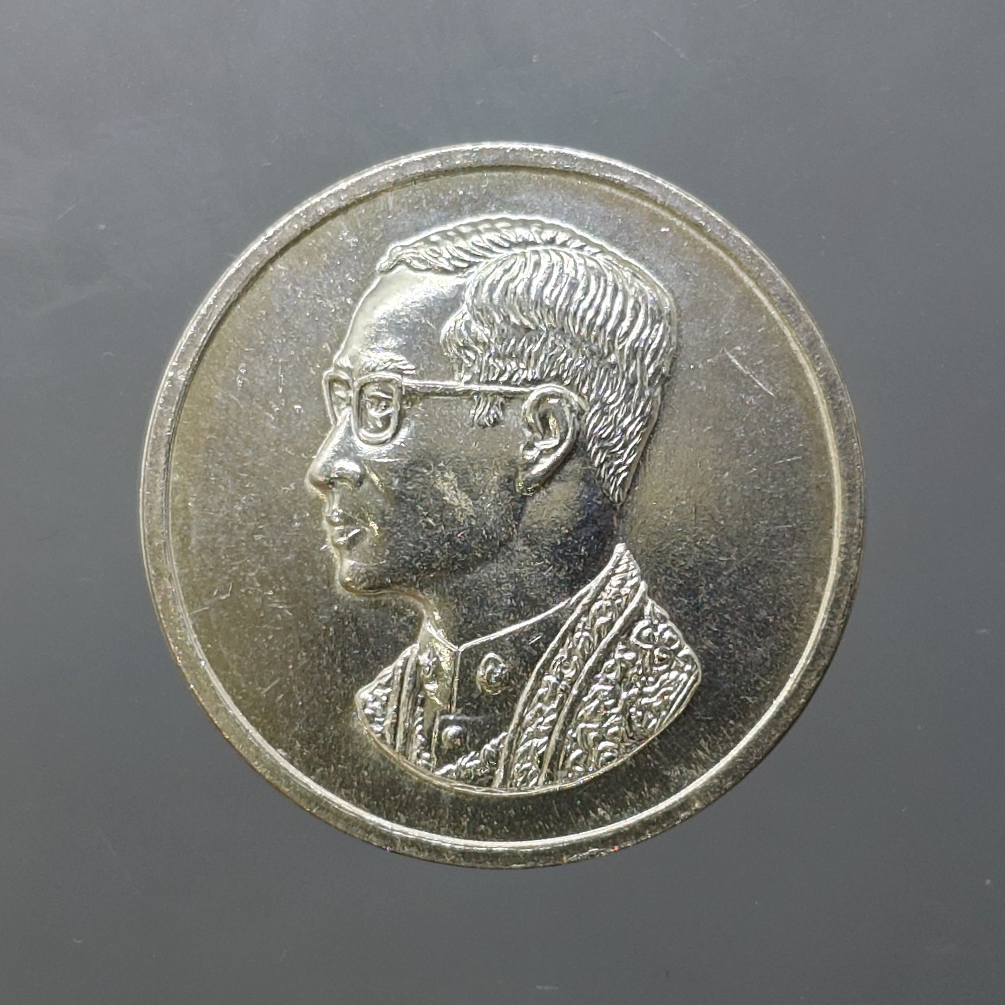 เหรียญคุ้มเกล้า เนื้อเงิน พิมพ์ใหญ่ พ.ศ.2522 พร้อมกล่องเดิม