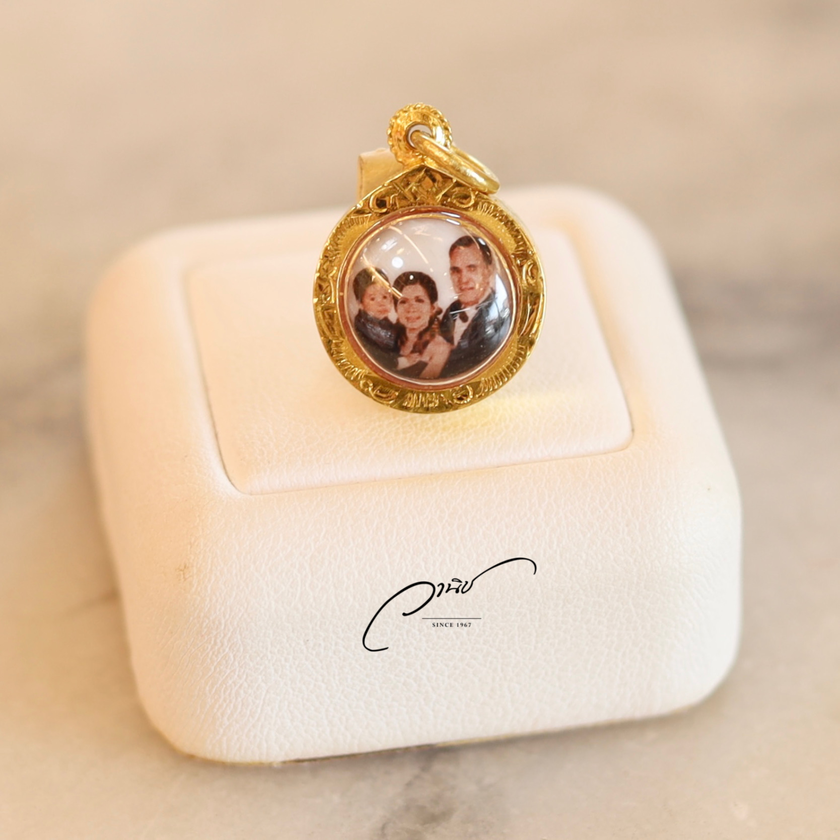 Gold Locket By WANICH รับทำล็อกเก็ตหิน เลี่ยมกรอบทองคำแท้
