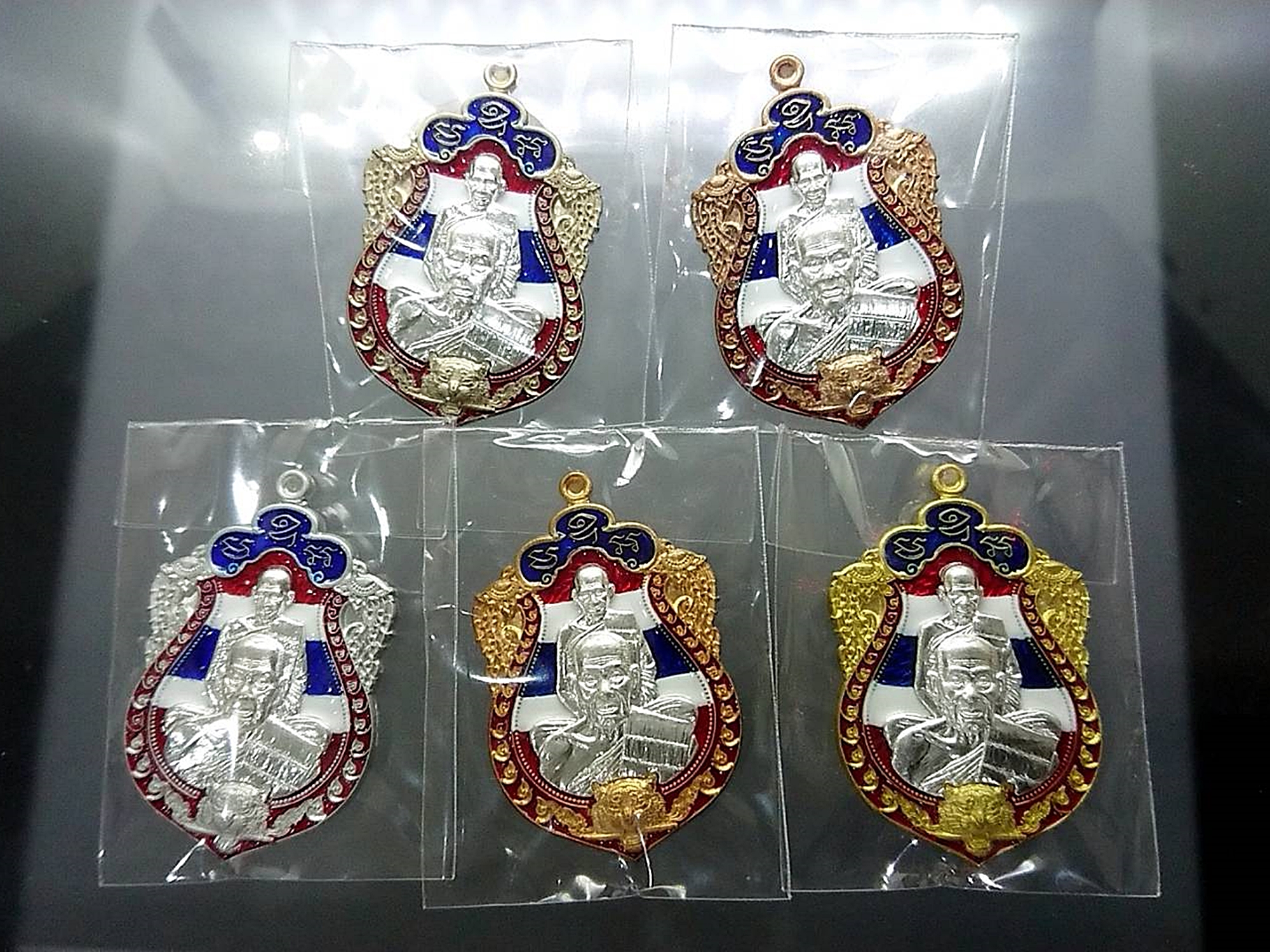 เหรียญเสมาเสือคาบดาบ 3 ครบชุดกรรมการ หน้ากากเงินลงยาสีธงชาติ 5 เหรียญ 5 เนื้อ หลังเสือคู่ หลวงพ่อพัฒน์ วัดห้วยด้วน