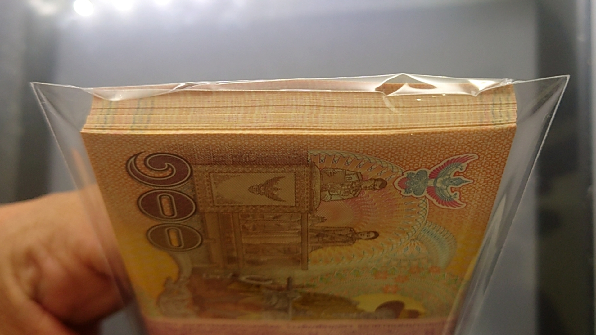 ธนบัตรยกแหนบ 100 ใบ เรียงเลข หมวด 9 K มีเลข 9 หน้า 9 หลัง ธนบัตร 100 บาท ที่ระลึกเนื่องในพระราชพิธีบรมราชาภิเษก รัชกาลที่10 พุทธศักราช 2562 ไม่ผ่านใช้