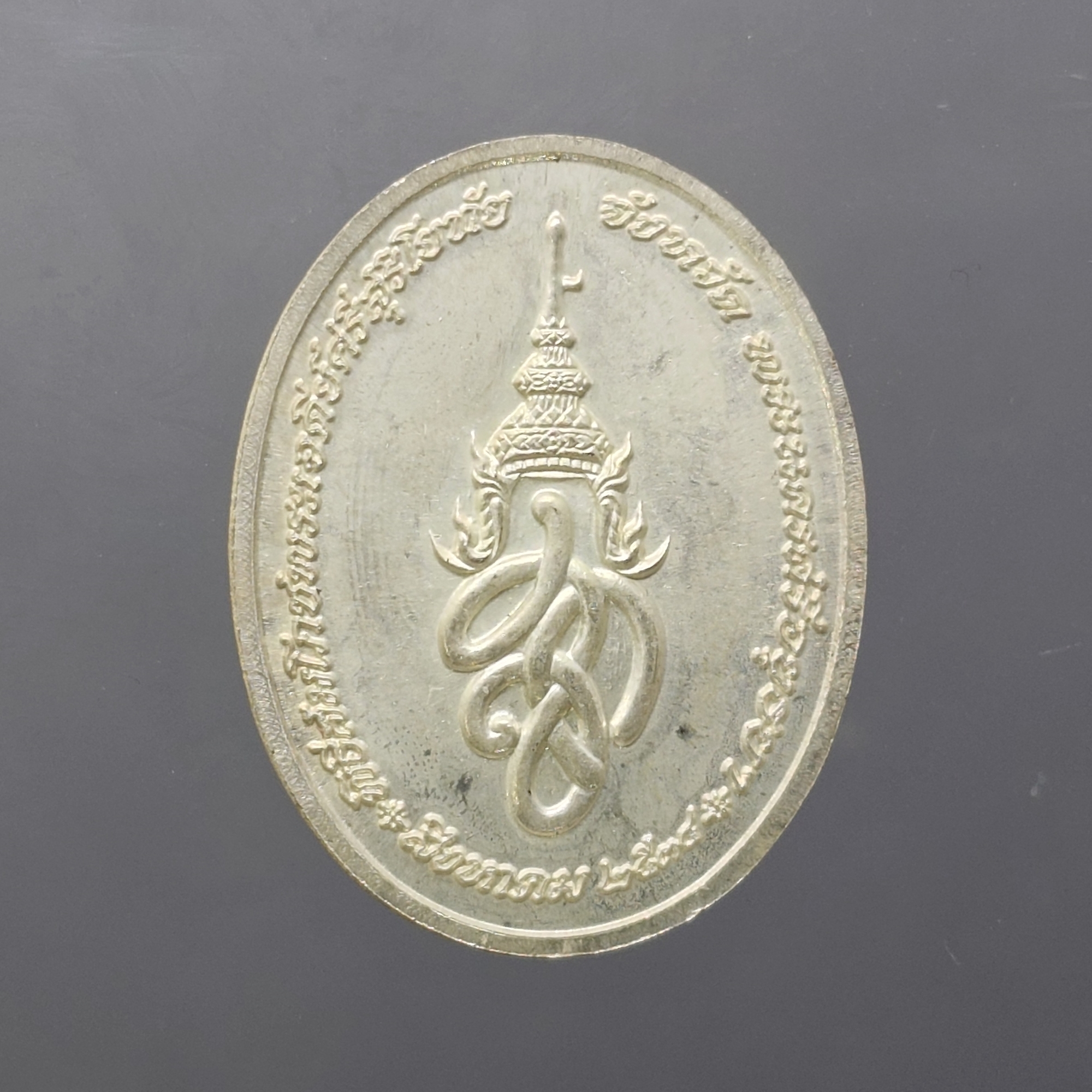 พระพุทธสุริโยทัยสิริกิติทีฆายุมงคล เนื้อเงิน หลังตราพระนามาภิไธยย่อ ส.ก ที่ระลึกพระราชพิธีสมโภชพระเจดีย์ศรีสุริโยทัย จ.อยุธยา ปี2534 ตลับเดิม