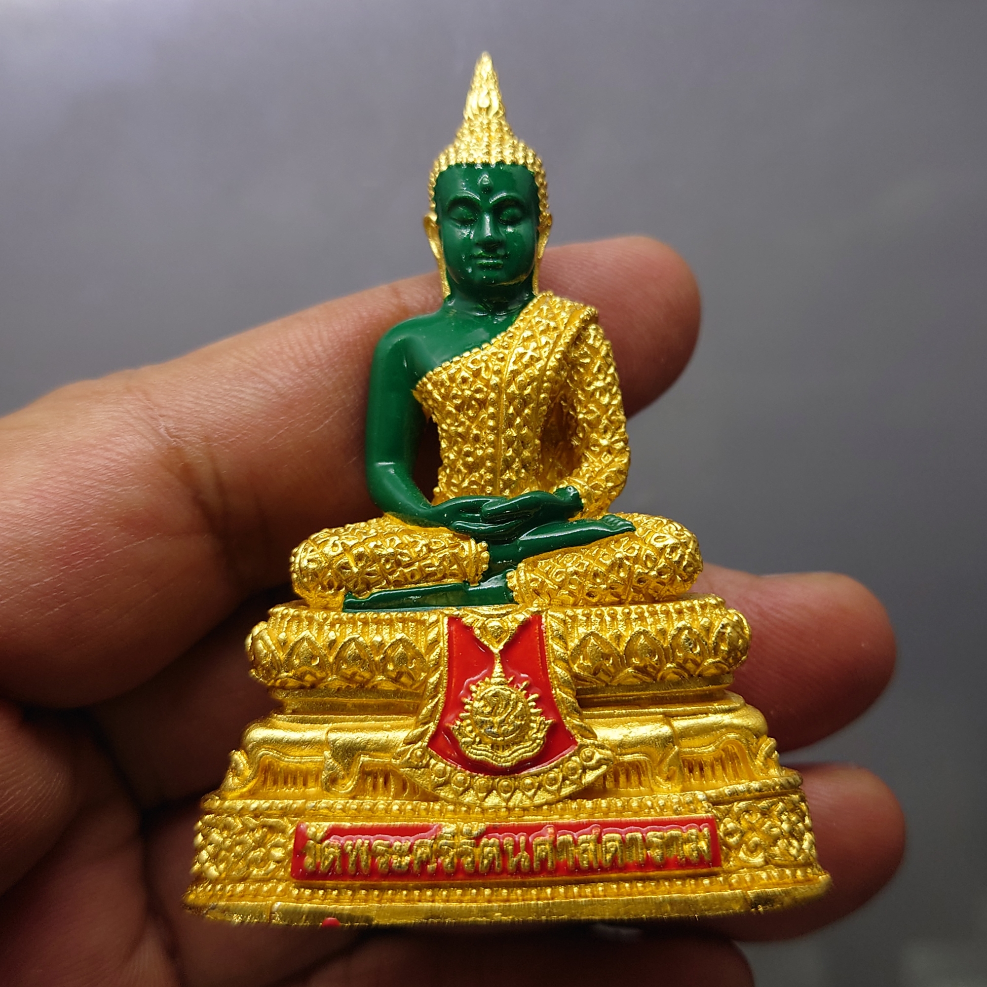 พระแก้วมรกต ทรงฤดูฝน (ขนาดสูง 6.3 เซน) เนื้อโลหะเคลือบสีเขียว เครื่องทรงชุบทอง สำนักพระราชวัง สร้าง พุทธาภิเษก ณ วัดพระศรีรัตนศาสดาราม พ.ศ.2547 ซีลเดิม รับประกันแท้