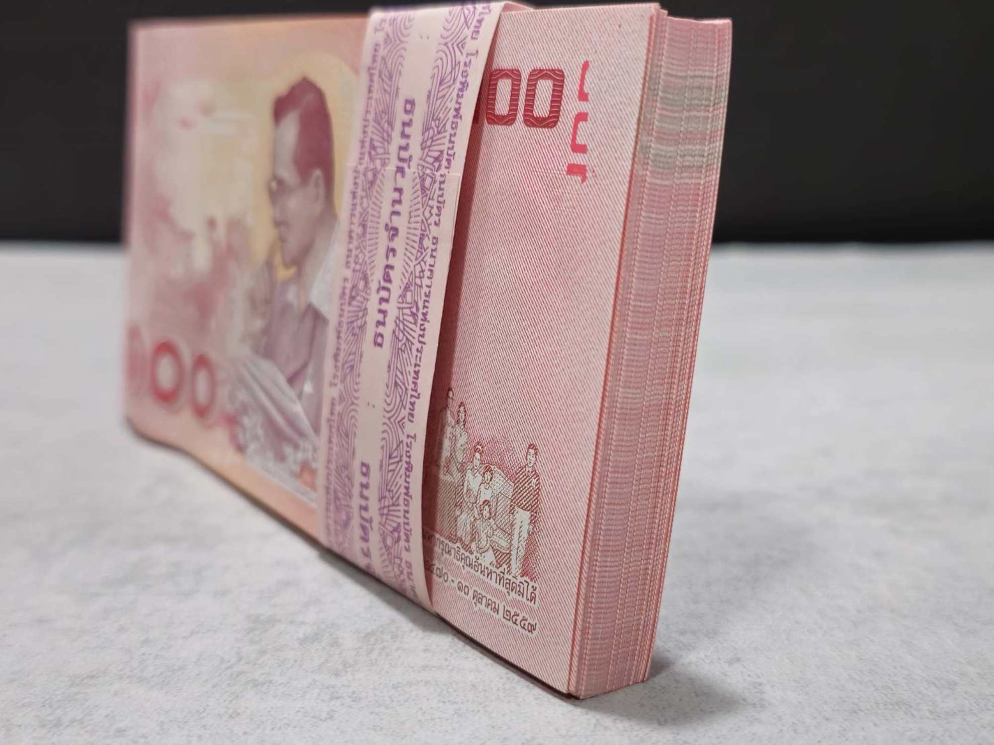 ธนบัตรยกแหนบ 100 ใบ เรียงเลข ธนบัตร 100 บาท แบบ 16.5 ไม่ผ่านใช้งาน UNC พร้อมบรรจุตลับ (มีเลขสวย เลขกระจก)