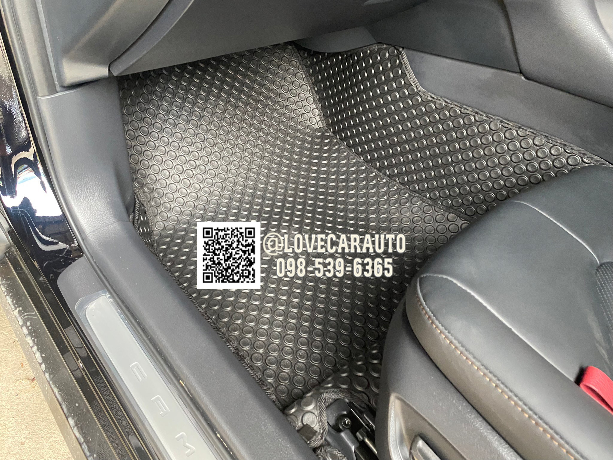 พรมปูพื้นรถยนต์ Toyota Camry Hybrid 2022 กระดุมสีดำ