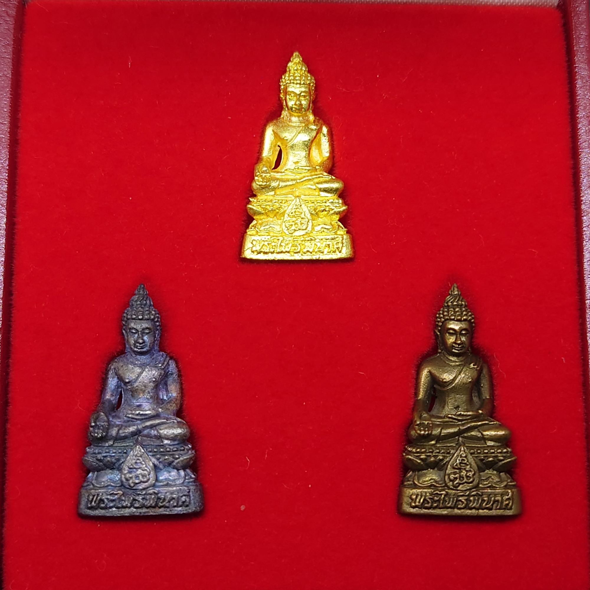 รูปหล่อลอยองค์ พระไพรีพินาศ ญสส ชุดทองคำ รุ่นประวัติศาสตร์ ๘๐ ปี กรมราชทัณฑ์ วัดบวรนิเวศวิหาร พ.ศ.2538 พร้อมกล่องเดิมๆ