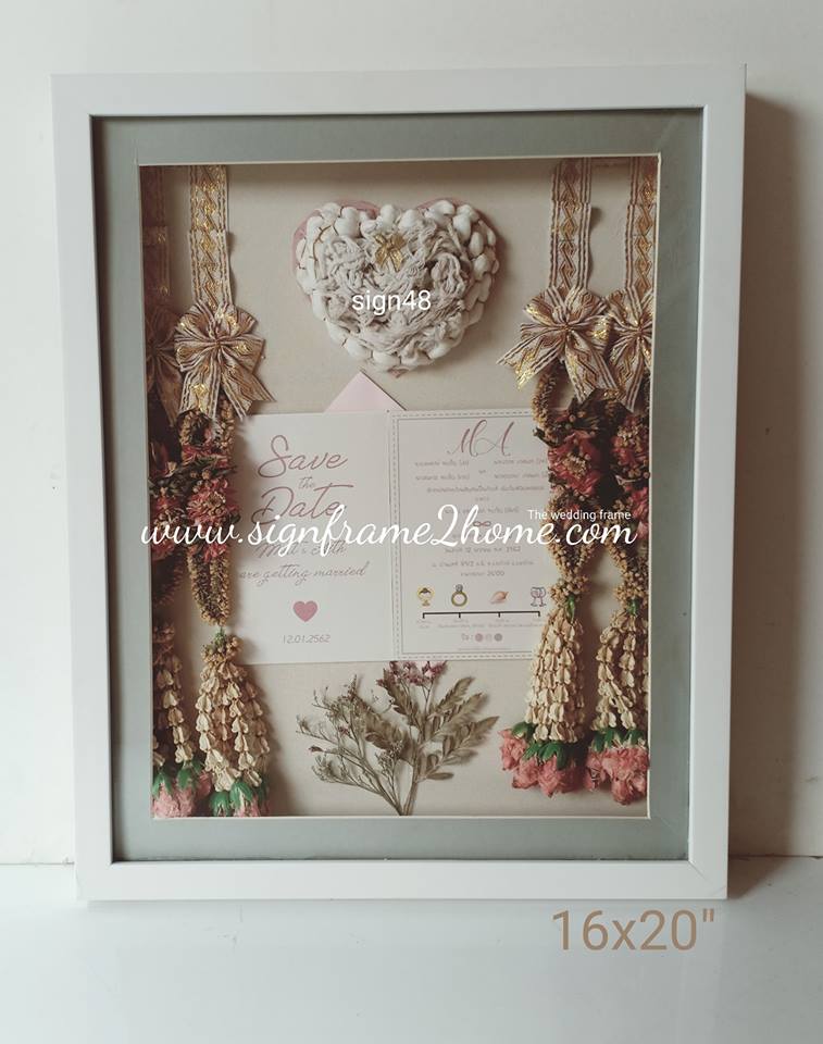 กรอบรูปทรงลึกงานแต่ง ลายไม้ขาวเรียบ ขนาด 16x20" ปูพื้นสีครีมอ่อน เสริมโฟโต้เม้าสีเทาออ่น