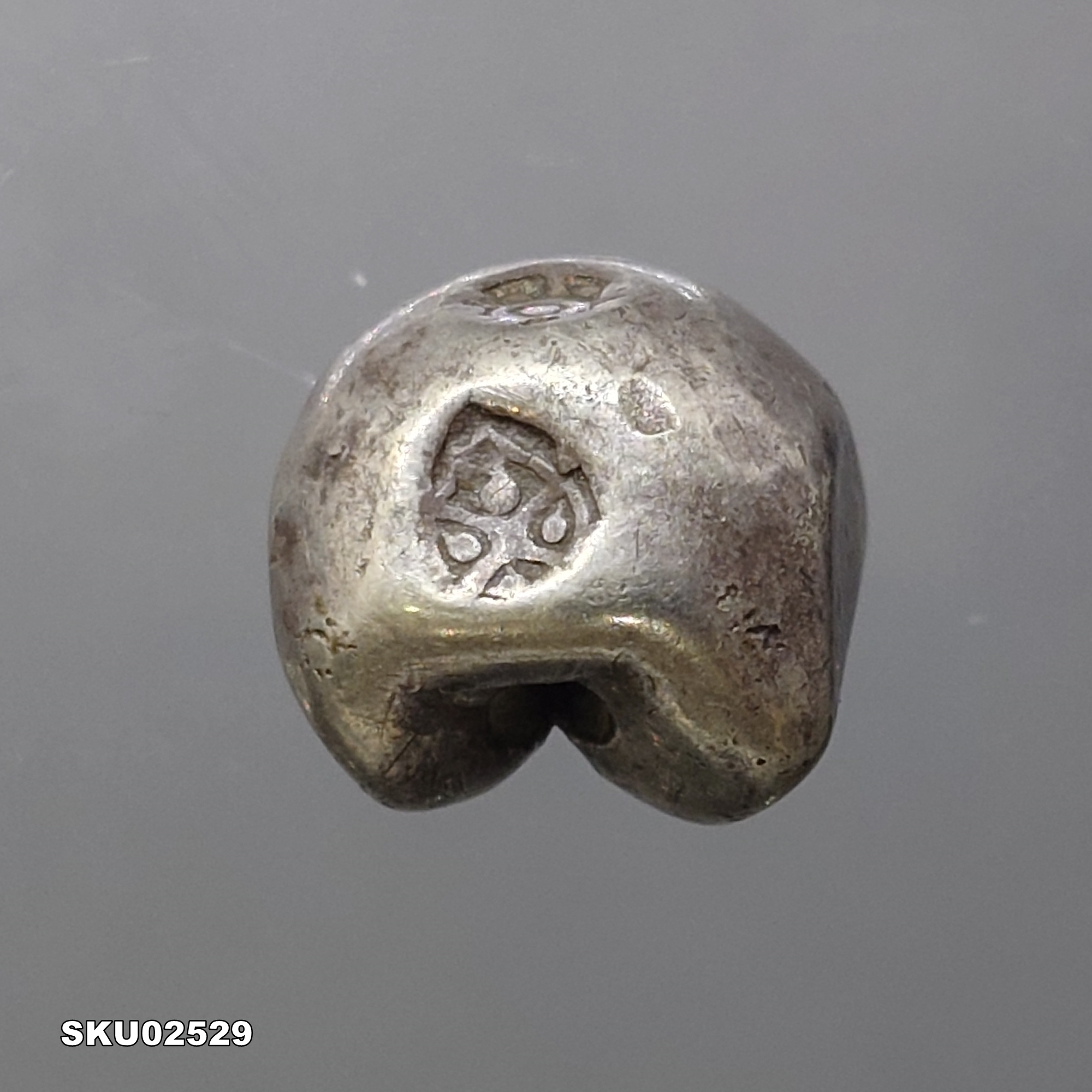 พดด้วง ขนาด 1 บาท ตราครุฑ - พระแสงจักร สมัยรัชกาลที่ 2 มีเจาะรู
