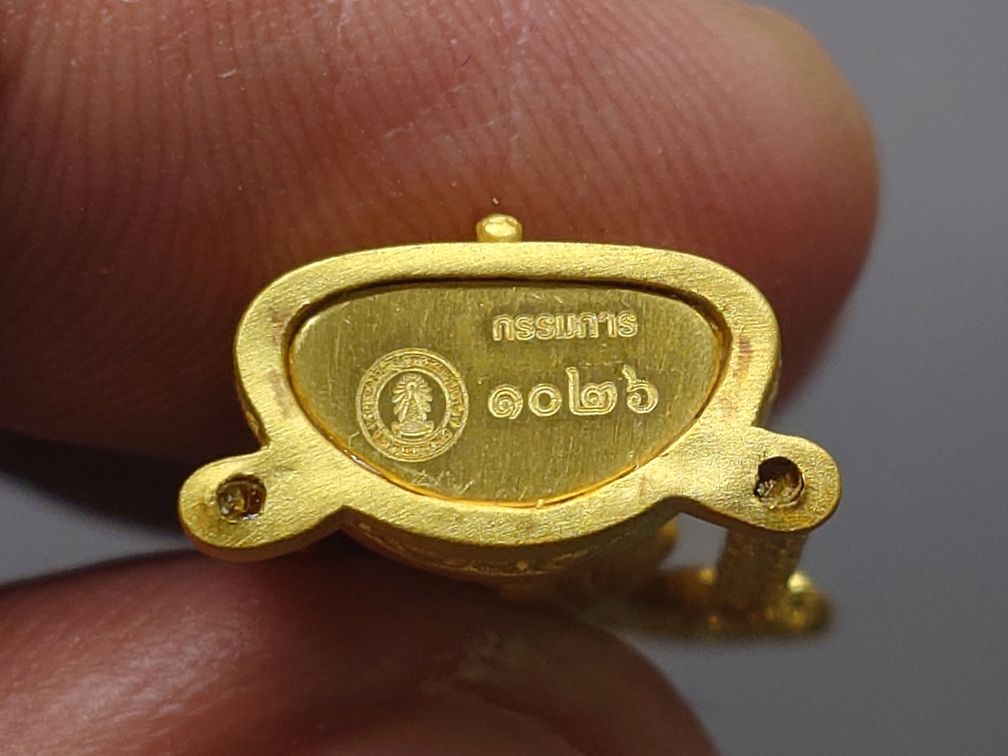 ชุดกรรมการ 5 องค์ พระกริ่งทองคำ 99.99% พระนิรันตราย (จำลอง) สองกษัตริย์ สมาคมนิสิตเก่าจุฬาลงกรณ์มหาวิทยาลัย ในพระบรมราชูปถัมภ์ จัดสร้าง ปี2552 พร้อมกล่องเดิมๆ สวยงาม