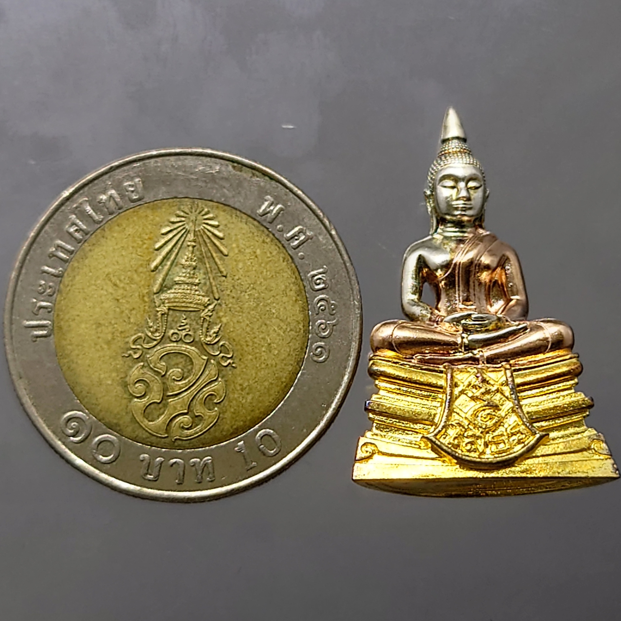 หลวงพ่อโสธร เนื้อเงิน สามกษัตริย์ รุ่น 100 ปี ตำรวจแปดริ้ว พิธีพุทธาภิเษก ณ วัดโสธรวรารามวรวิหาร พ.ศ.2559 โคท 2723 พร้อมกล่องเดิม