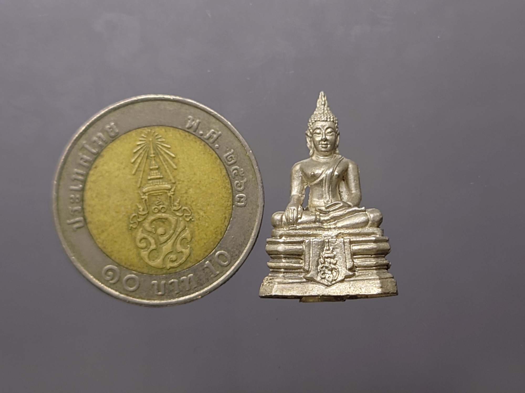 พระพุทธโสธร ด้านหน้าตราพระนามาภิไธยย่อ ส.ก.มหามงคลเฉลิมพระชนมพรรษา 5 รอบ เนื้อเงิน พ.ศ.2535 พร้อมตลับเดิม