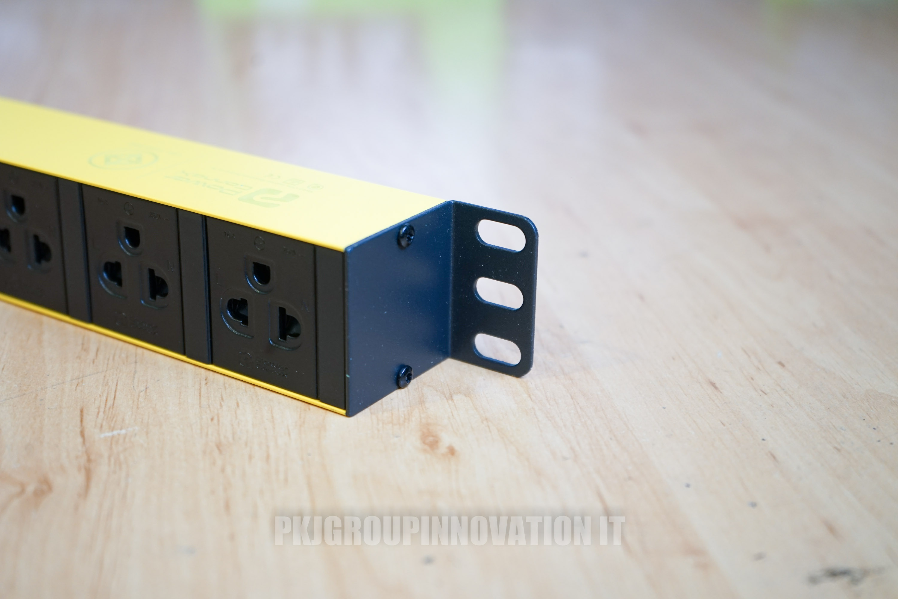 ปลั๊กไฟมือหนึ่ง PowerConneX PXC5PVTTS-TS12 กันไฟฟ้าลัดวงจร กันฟ้าผ่า 12 ช่อง (ในภาพคือสินค้าตัวอย่าง)