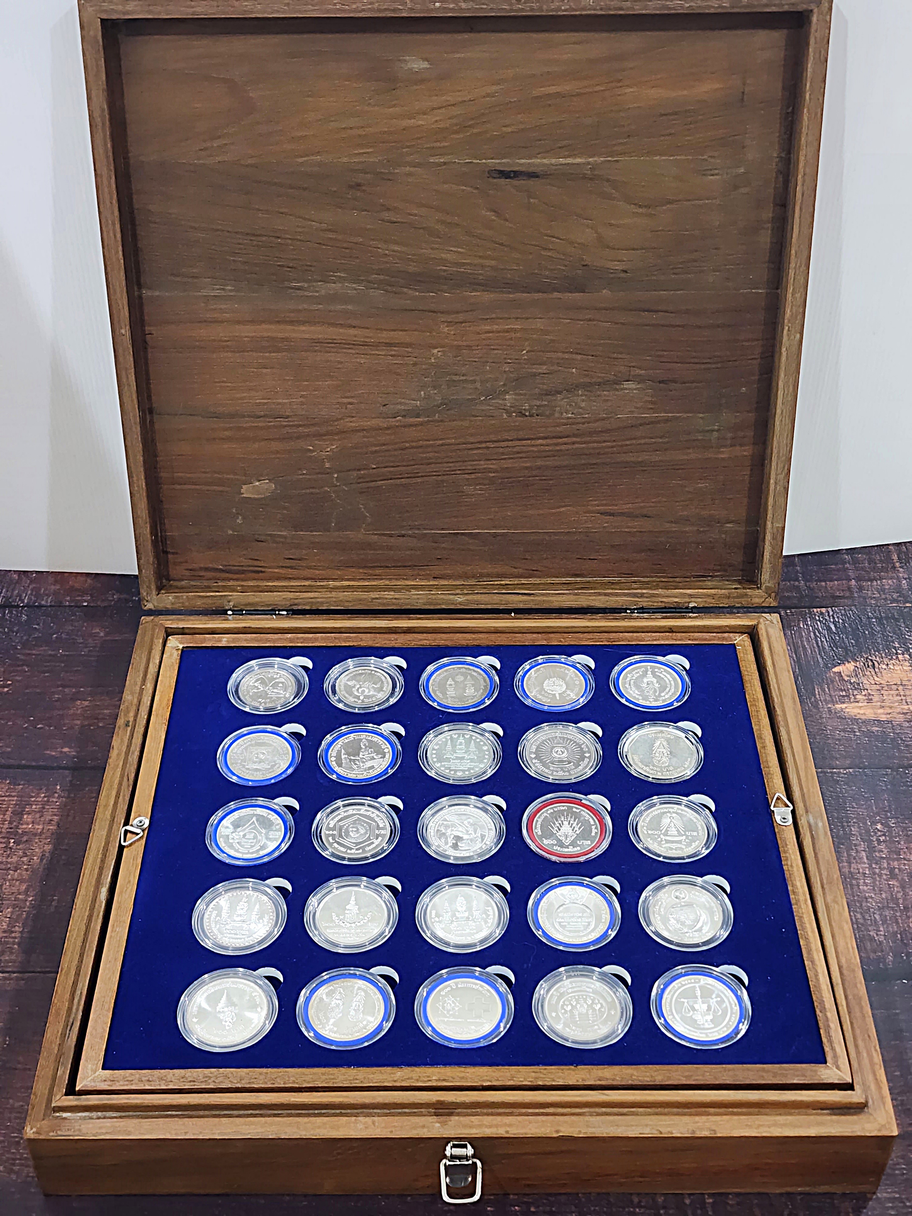 ครบชุด 43 วาระ เหรียญกษาปณ์ที่ระลึก เนื้อเงิน ชนิด 600 บาท ที่ผลิตในสมัยรัชกาลที่9 พร้อมกล่องจัดเก็บเหรียญ