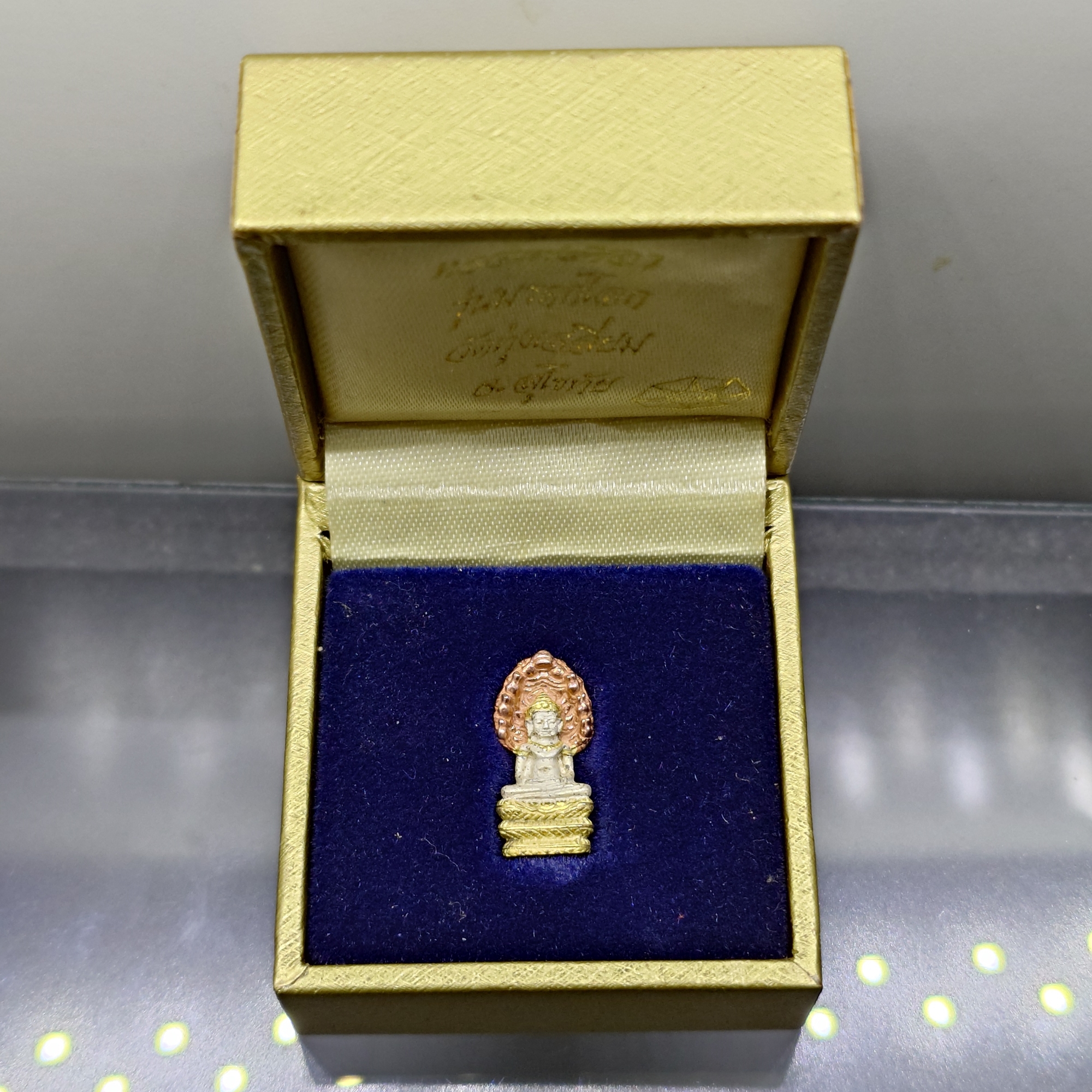 พระนาคปรก หลวงพ่อศิลา รุ่นมรดกโลก เนื้อเงินสามกษัตริย์ พิมพ์เล็ก พุทธาภิเษก วัดบวรนิเวศวิหาร โดย สมเด็จพระสังฆราช ญสส เป็นประธานในพิธี ออกวัดทุ่งเสลี่ยม สุโขทัย ปี2540 กล่องเดิม