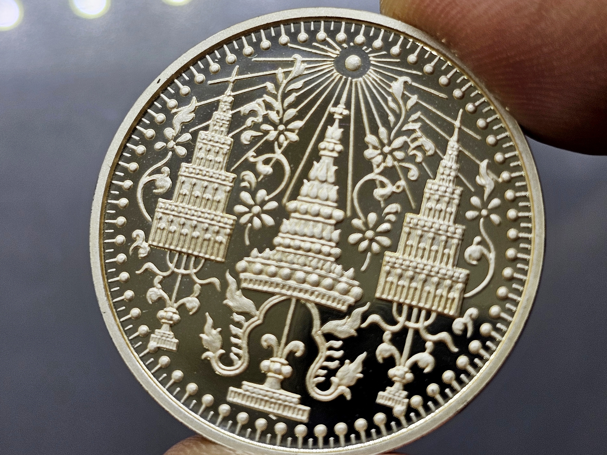 เหรียญพระแก้วมรกต ทรงเครื่อง 3 ฤดู พระจอมเกล้าพระนครเหนือ ปี 2538 เนื้อเงินขัดเงา ขนาด 3.2 ซ.ม. พร้อมกล่องเดิม