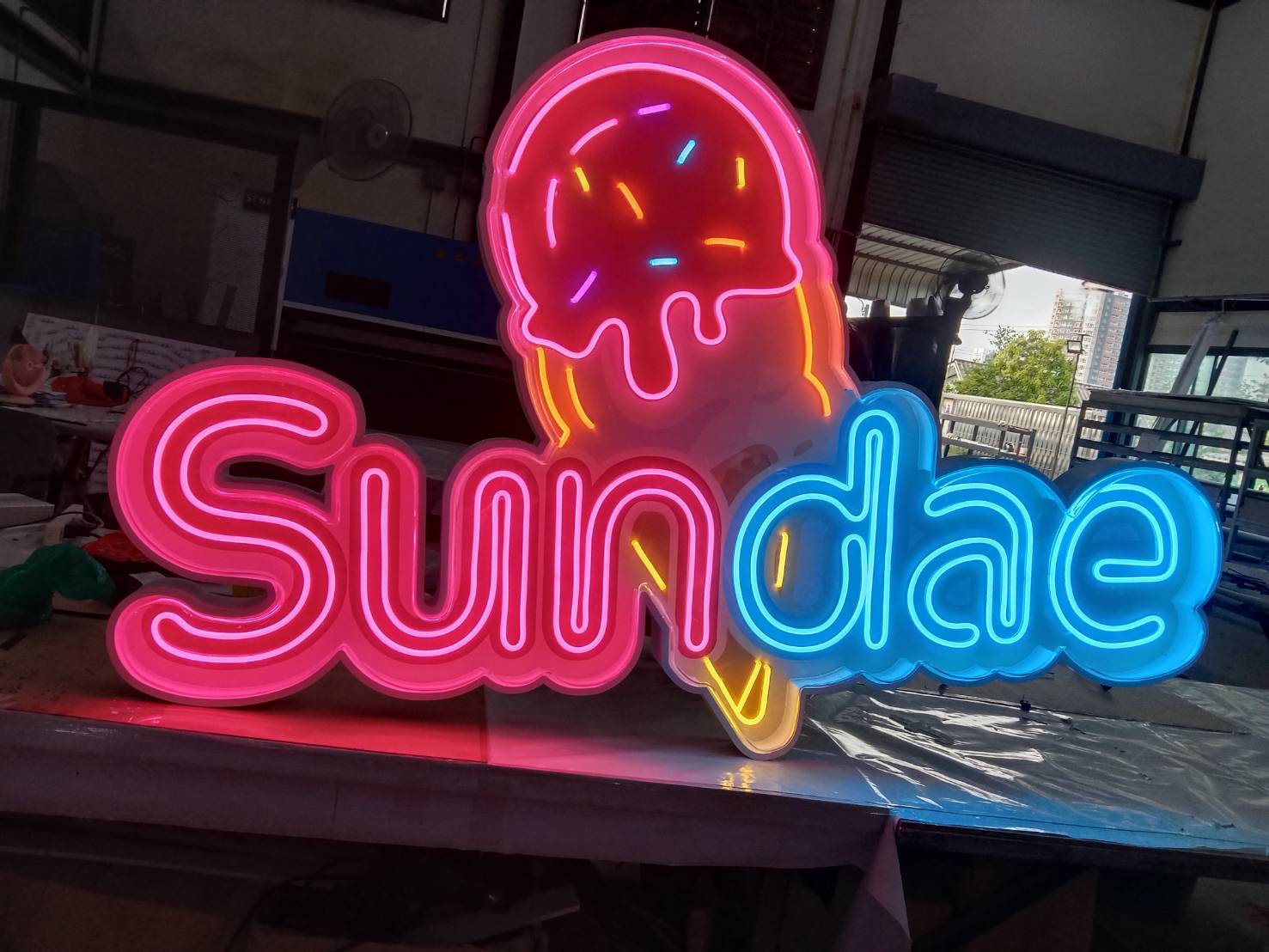 ป้ายไฟนีออน Sundae ป้ายไอศกรีมสุดน่ารัก ดึงดูดลูกค้าให้หยุดมองทันที 🍦✨