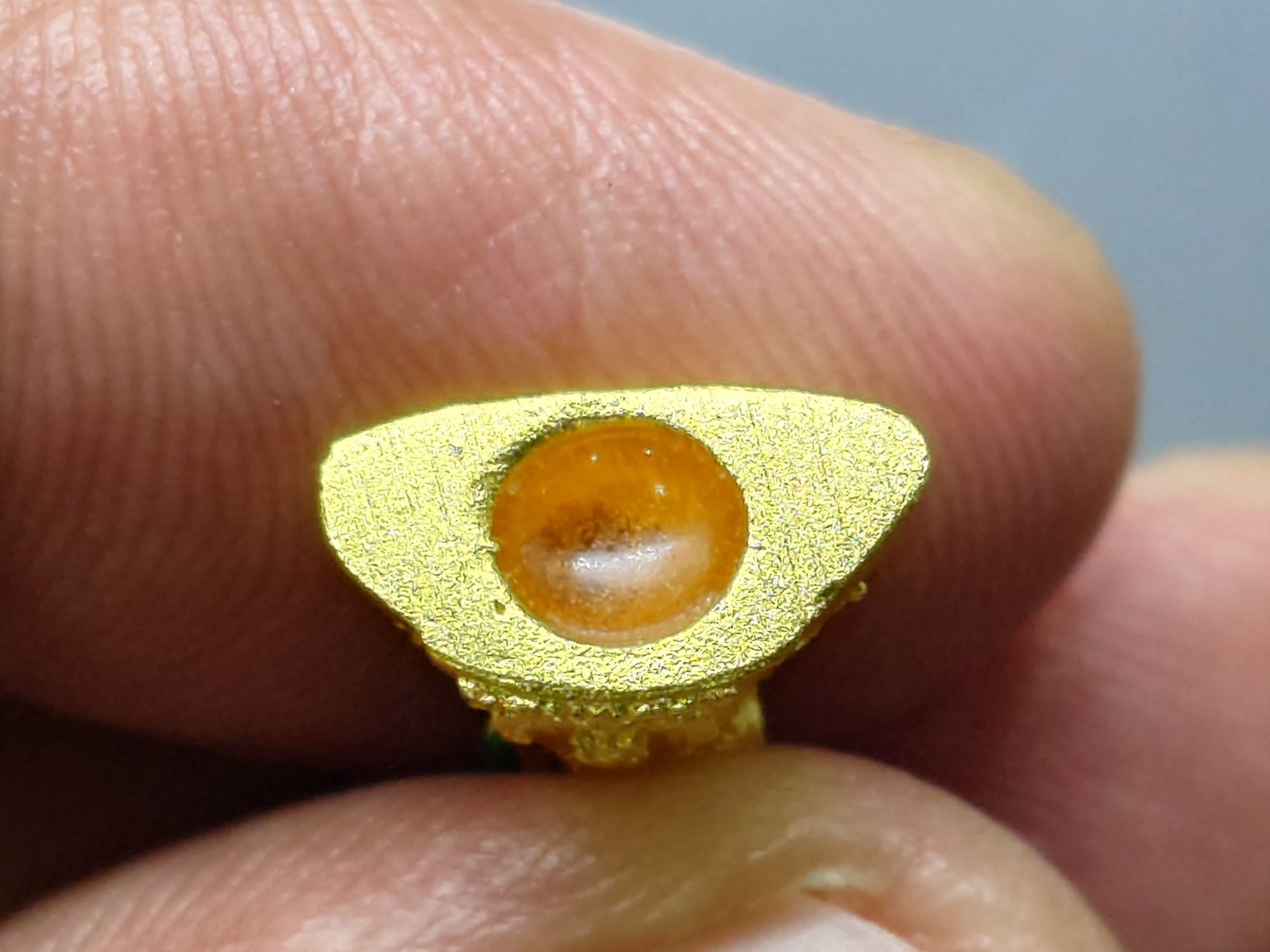 พระแก้วมรกต ทรงฤดูฝน (พิมพ์เล็ก ขนาดสูง 18มิล) เนื้อโลหะเคลือบสีเขียว เครื่องทรงชุบทอง สำนักพระราชวัง สร้าง พุทธาภิเษก ณ วัดพระศรีรัตนศาสดาราม พ.ศ.2547 รับประกันแท้