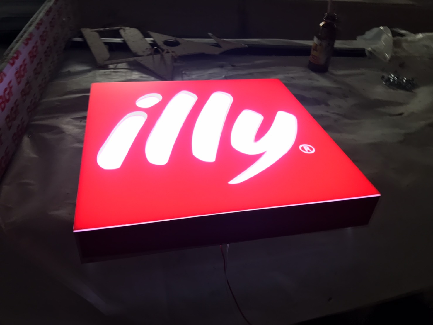 ป้ายโลโก้ออกไฟขอบอลูมิเนียม งานilly