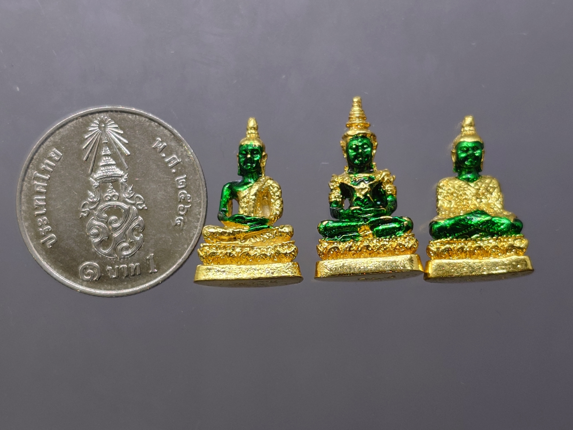 พระพุทธมหามณีรัตนปฏิมากร เนื้อเงินกาหลั่ยทอง ลงยาเขียว ขนาดสูง 1.8 ซ.ม.พิธีมหาพุทธาภิเษก ณ พระอุโบสถวัดพระศรีรัตนศาสดาราม พ.ศ.2538 พร้อมตลับเดิม