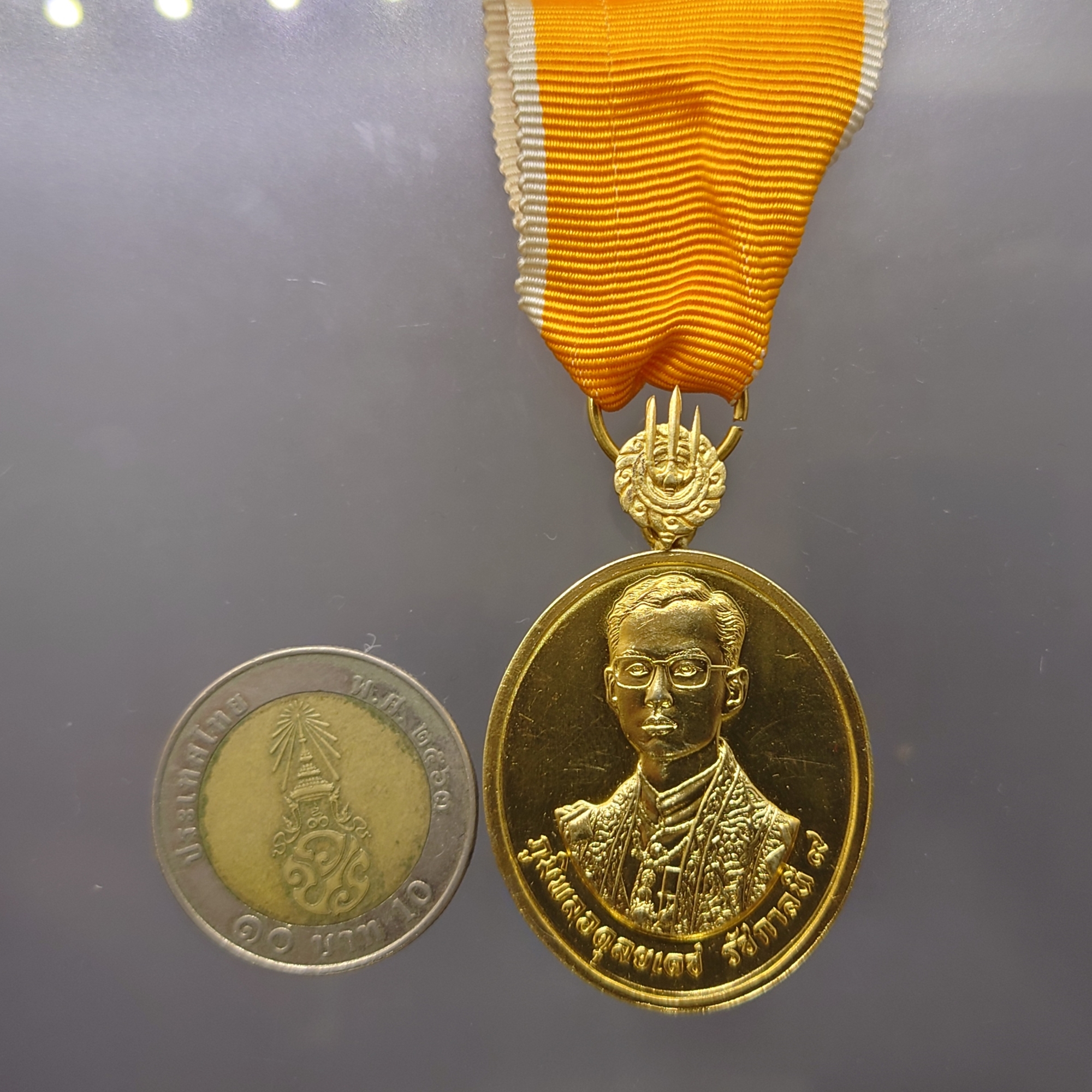 เหรียญที่ระลึกประดับแพรแถบ เนื้อเงินกาไหล่ทอง พระราชพิธีเฉลิมพระชนมพรรษา 60 พรรษา รัชกาลที่ 9 พ.ศ.2530 รุ่นนิยม สภาพสวย