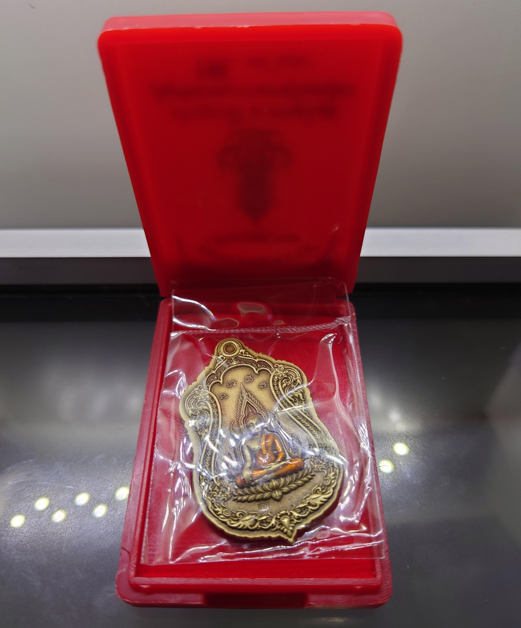 เหรียญพระพุทธชินราช หลัง ท้าวเวสสุวรรณ รุ่นขุมทรัพย์มหาเทพ (เหรียญแจก) เนื้อทองระฆังซาตินลงยาจีวร วัดสุทัศน์ๆ มูลนิธิมิราเคิ่ลออฟไลฟ์ๆ จัดสร้าง ปี2565