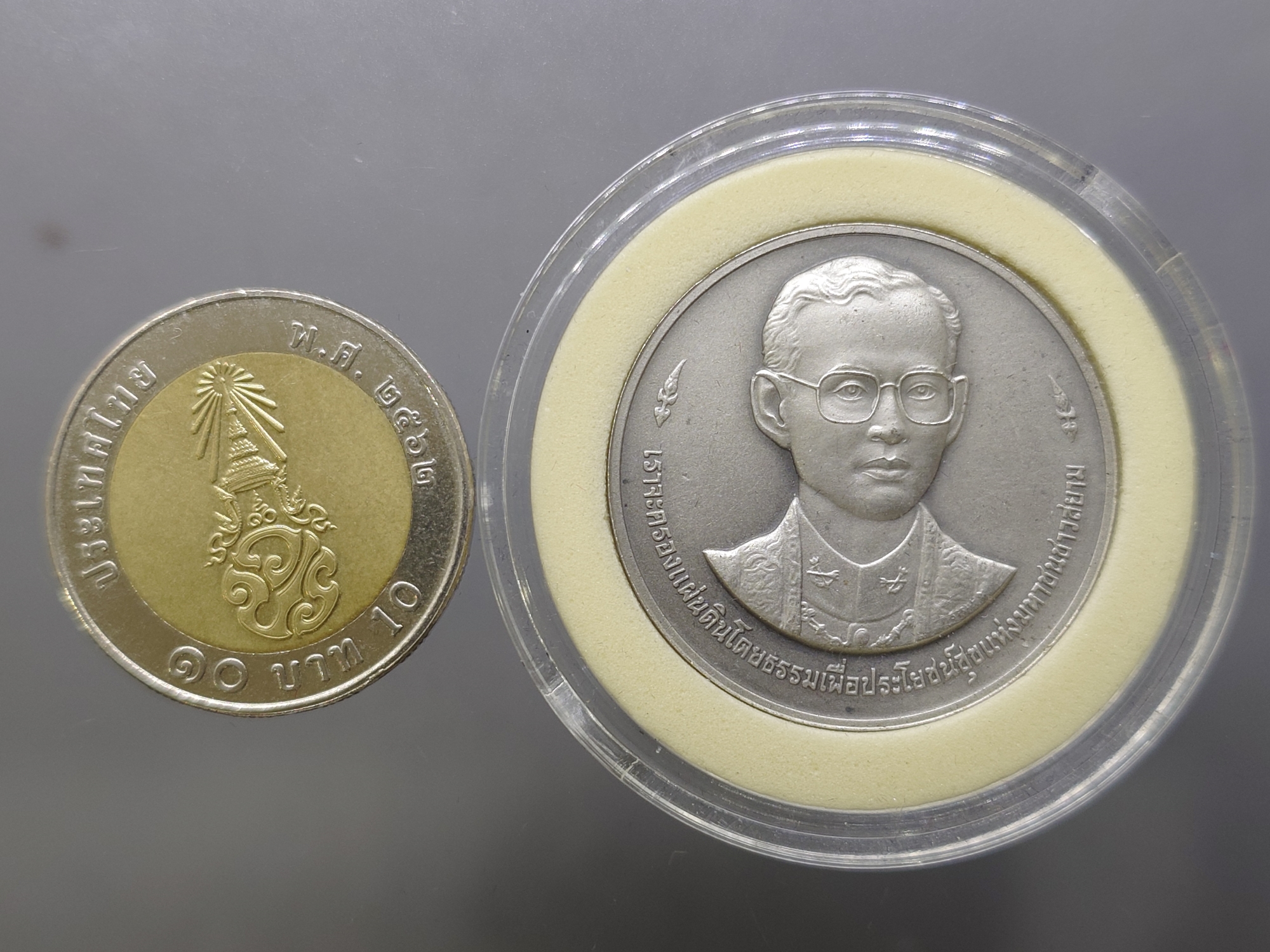 เหรียญที่ระลึก 50 ปี พระบรมราชาภิเษก รัชกาลที่9 พ.ศ.2543 เนื้อเงินรมดำ พร้อมกล่องหนัง และใบเซอร์จากกรมธนารักษ์