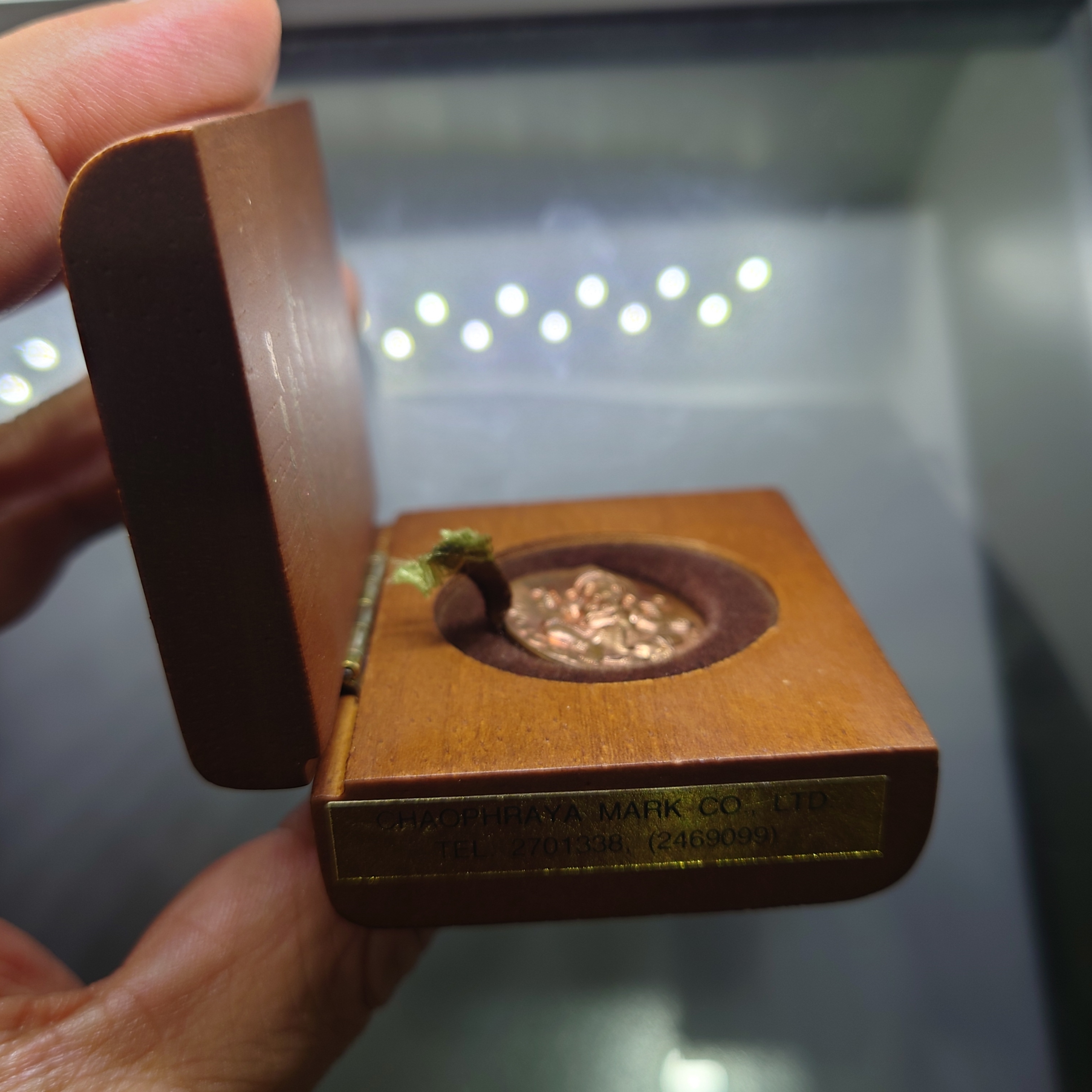 เหรียญพระพิฆเนศ หลังสัญลักษณ์โอม กรมศิลปากร ปี 2540 พร้อมกล่องไม้ กล่องขาว ใบคาถา หายาก