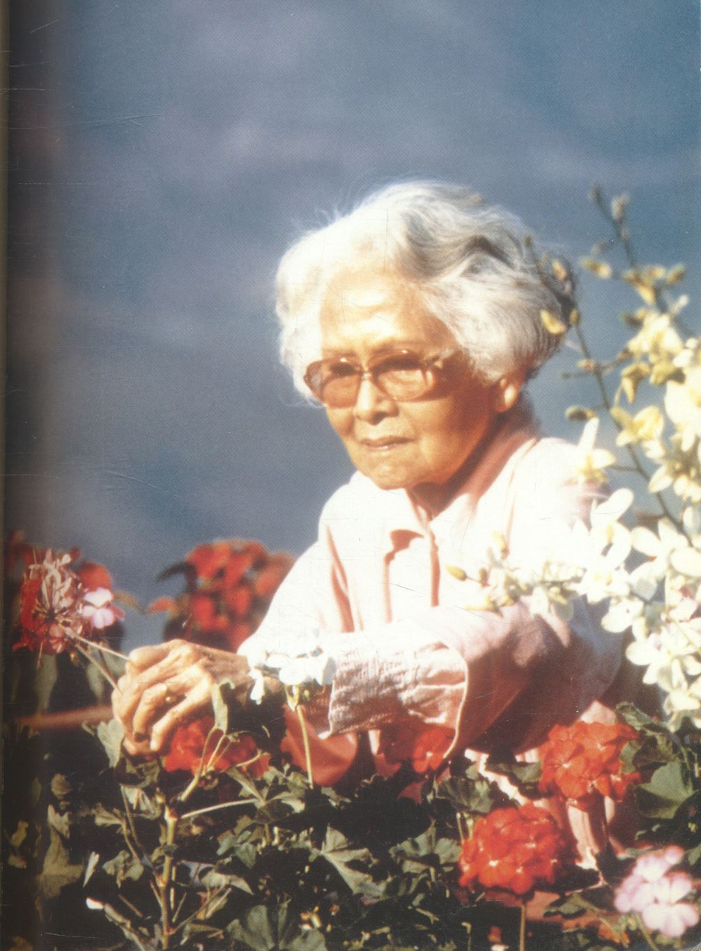 น้อมบังคม สมเด็จย่า ด้วยอาลัย (รวมคำประพันธ์ นักเรียนระดับมัธยมศึกษา กรมสามัญศึกษา กระทรวงศึกษาธิการ)