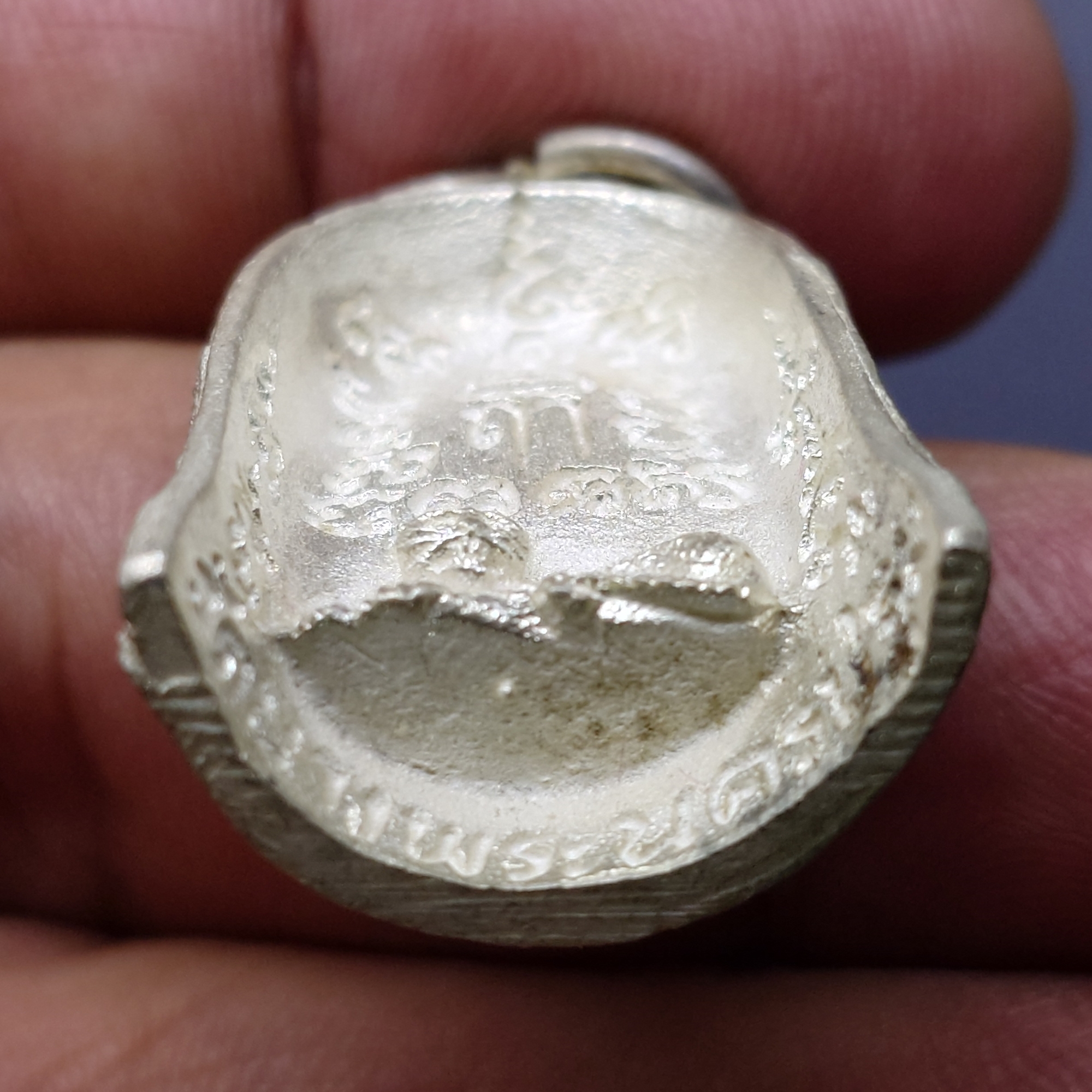 หลวงพ่อเปิ่น รุ่นมีสุข หล่อระฆังครึ่งซีก เนื้อเงิน วัดบางพระ จ.นครปฐม ปี 2535 พร้อมตลับเดิม แท้ทันหลวงพ่อ