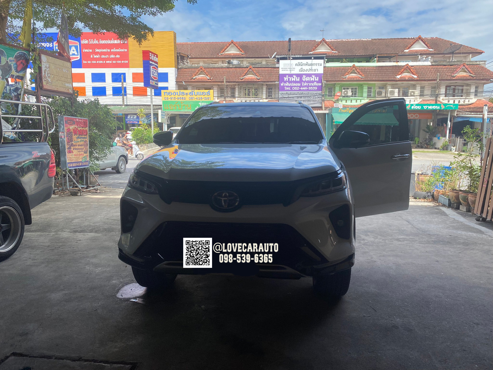 พรมปูพื้นรถยนต์ พรม7D Toyota Fortuner Legender 2022 สีแดงไวน์+ไวนิลสีครีม