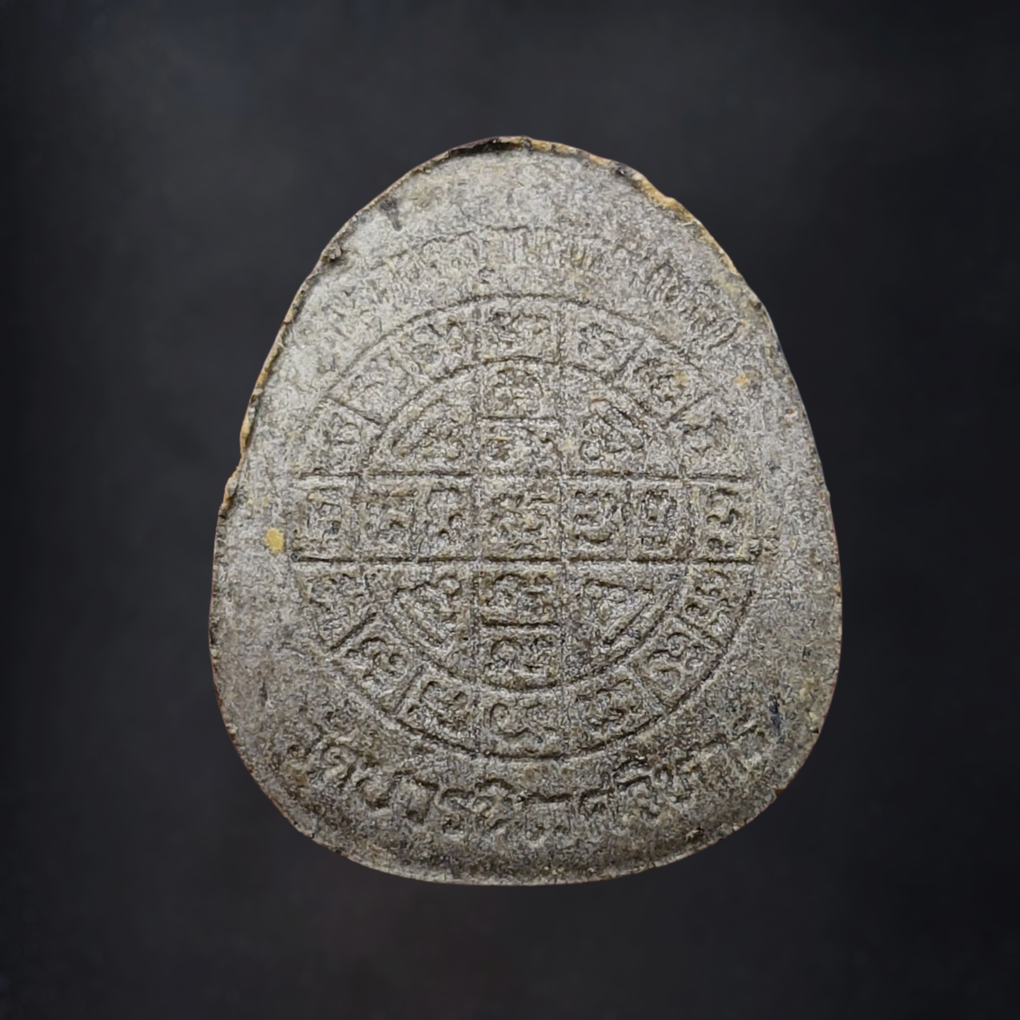 พระปิดตา หลังยันต์ดวงเล็ก หลวงปู่โต๊ะปลุกเสก เนื้อผงทูโทนหน้ากวนอู (พิมพ์นิยม) สมเด็จพระญาณสังวร (เจริญ) วัดบวรนิเวศวิหาร ปี2523 พร้อมบัตรรับรองพระแท้