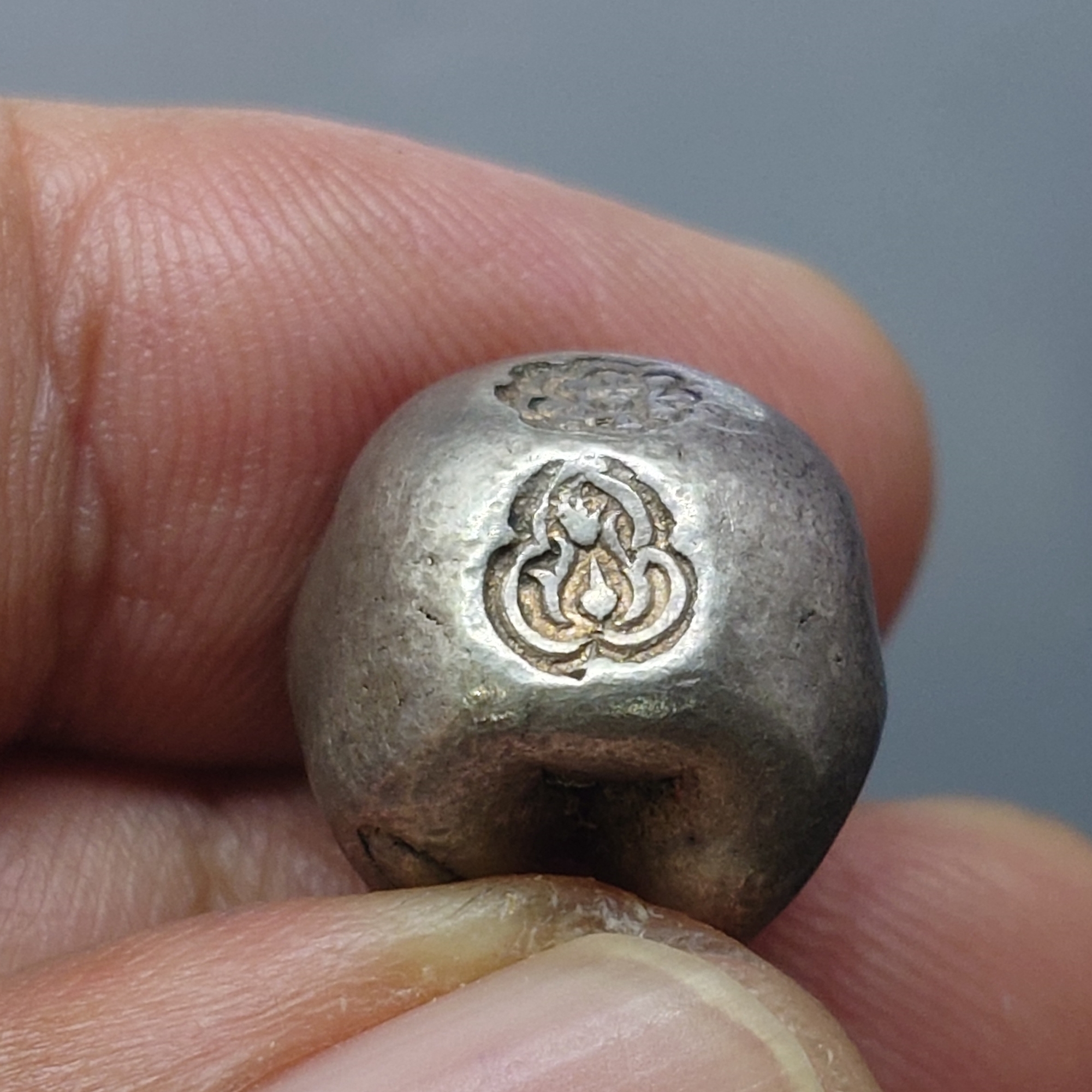 พดด้วง ขนาด 1 บาท ตราบัวยันต์ สมัยอยุธยา สภาพสวย